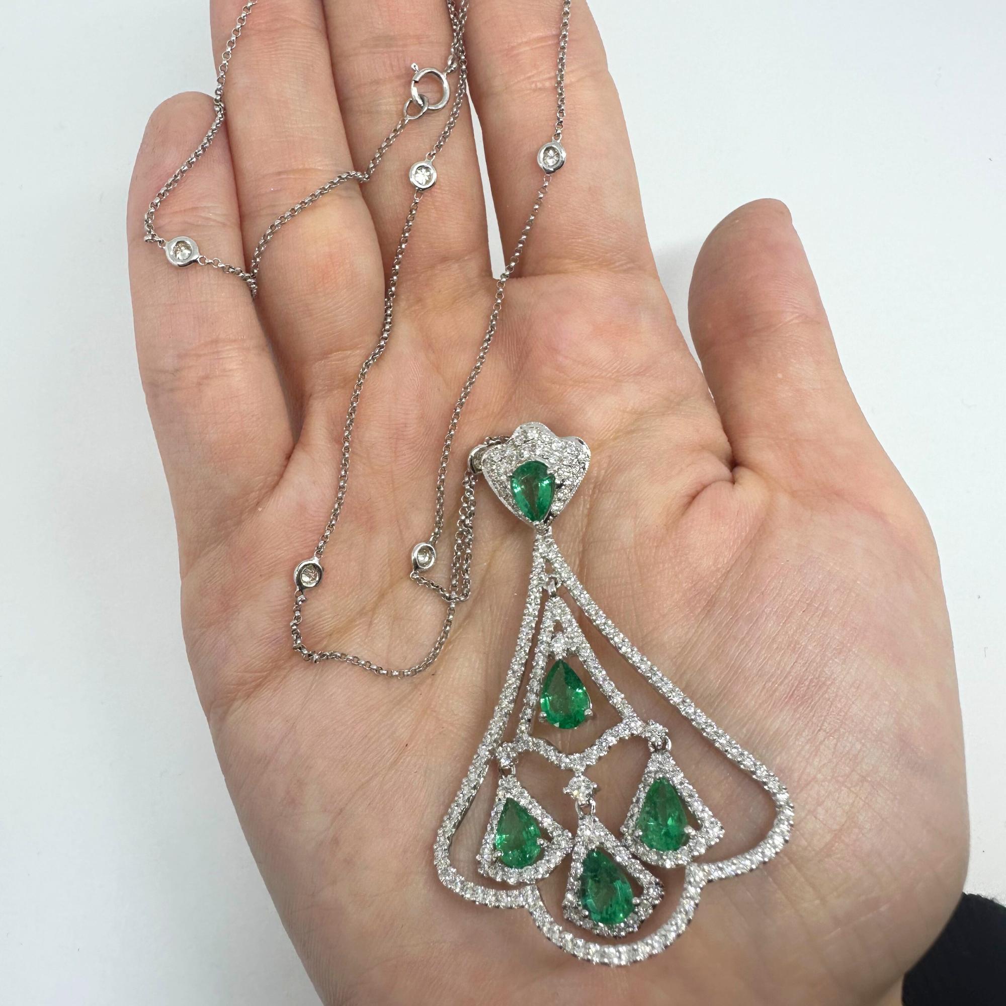 18K Weißgold Diamant- und Smaragdanhänger mit Birnenschliff im Angebot 3