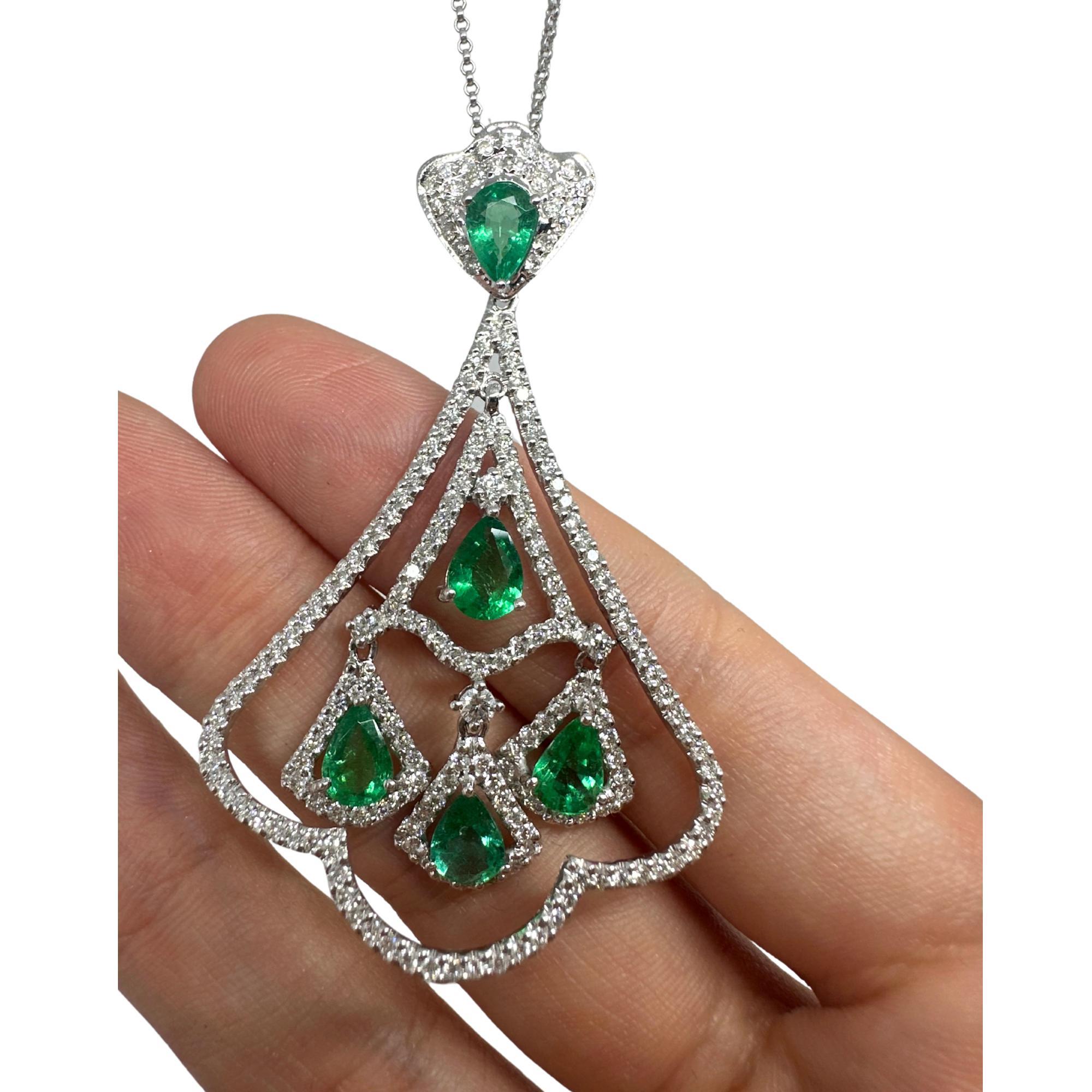 18K Weißgold Diamant- und Smaragdanhänger mit Birnenschliff im Angebot 4