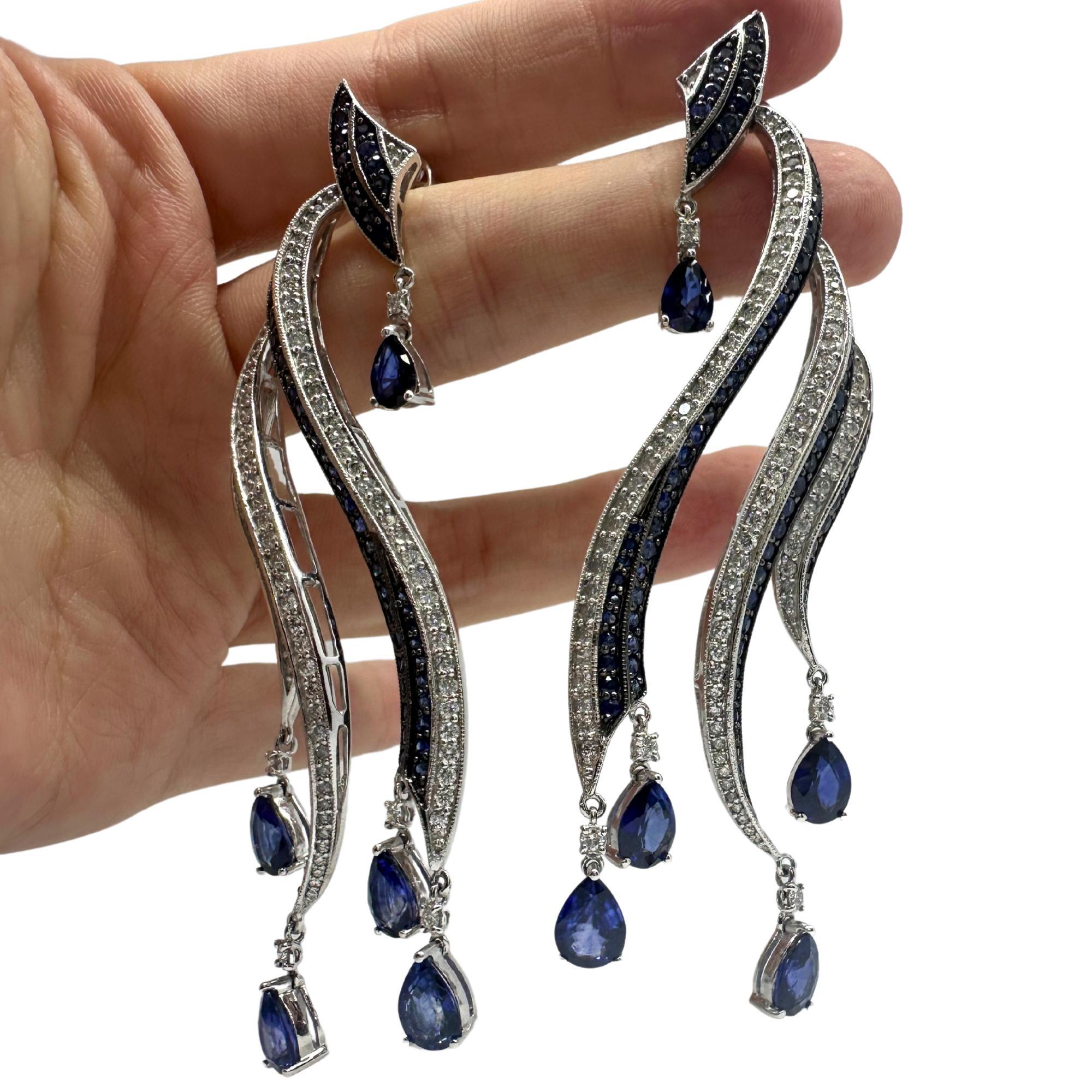 Taille ronde Boucles d'oreilles Casade en or blanc 18K avec diamants et saphirs taille poire en vente