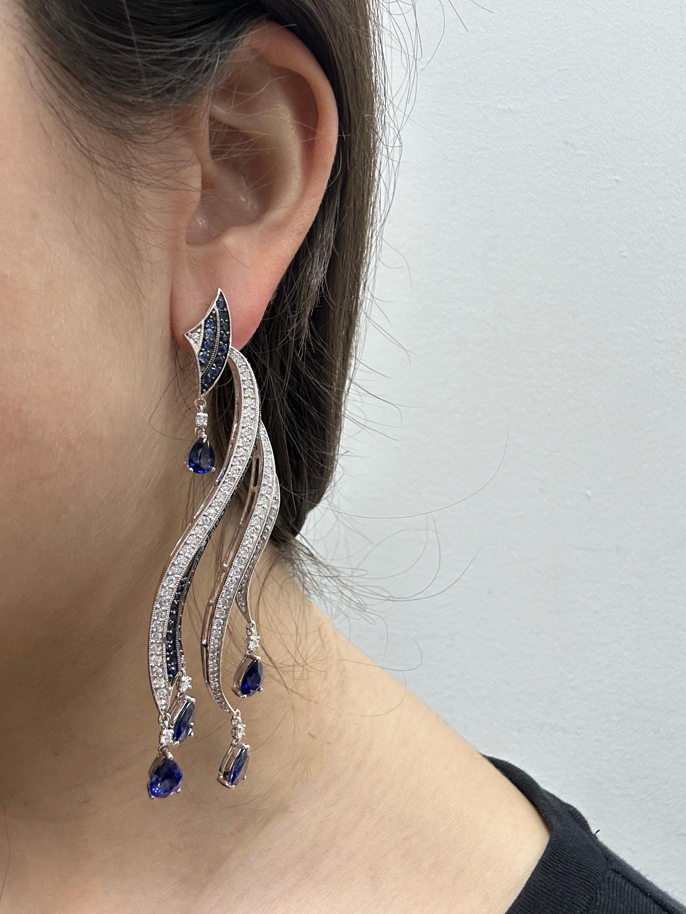 Boucles d'oreilles Casade en or blanc 18K avec diamants et saphirs taille poire Bon état - En vente à New York, NY