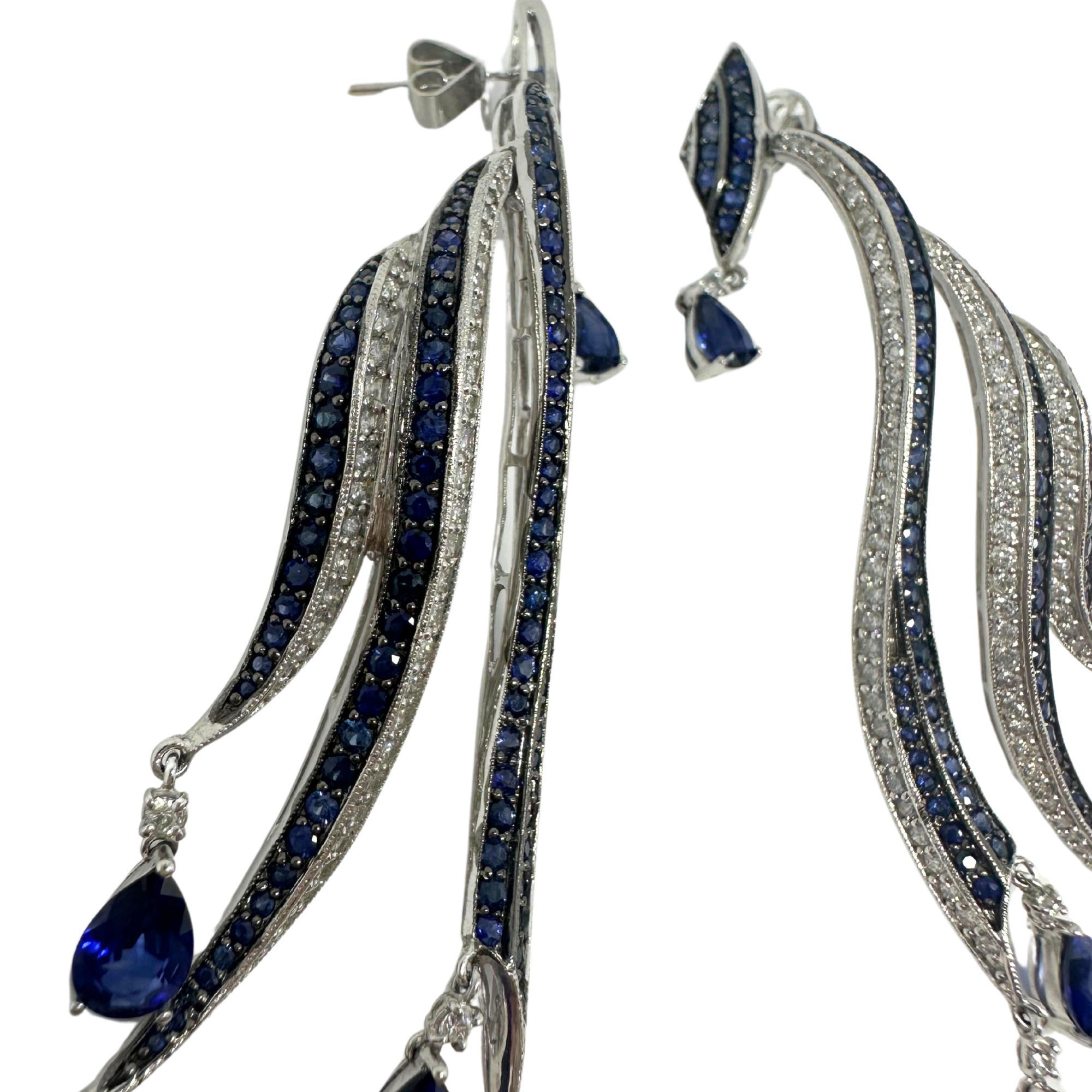 Boucles d'oreilles Casade en or blanc 18K avec diamants et saphirs taille poire en vente 2