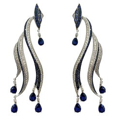 Boucles d'oreilles Casade en or blanc 18K avec diamants et saphirs taille poire
