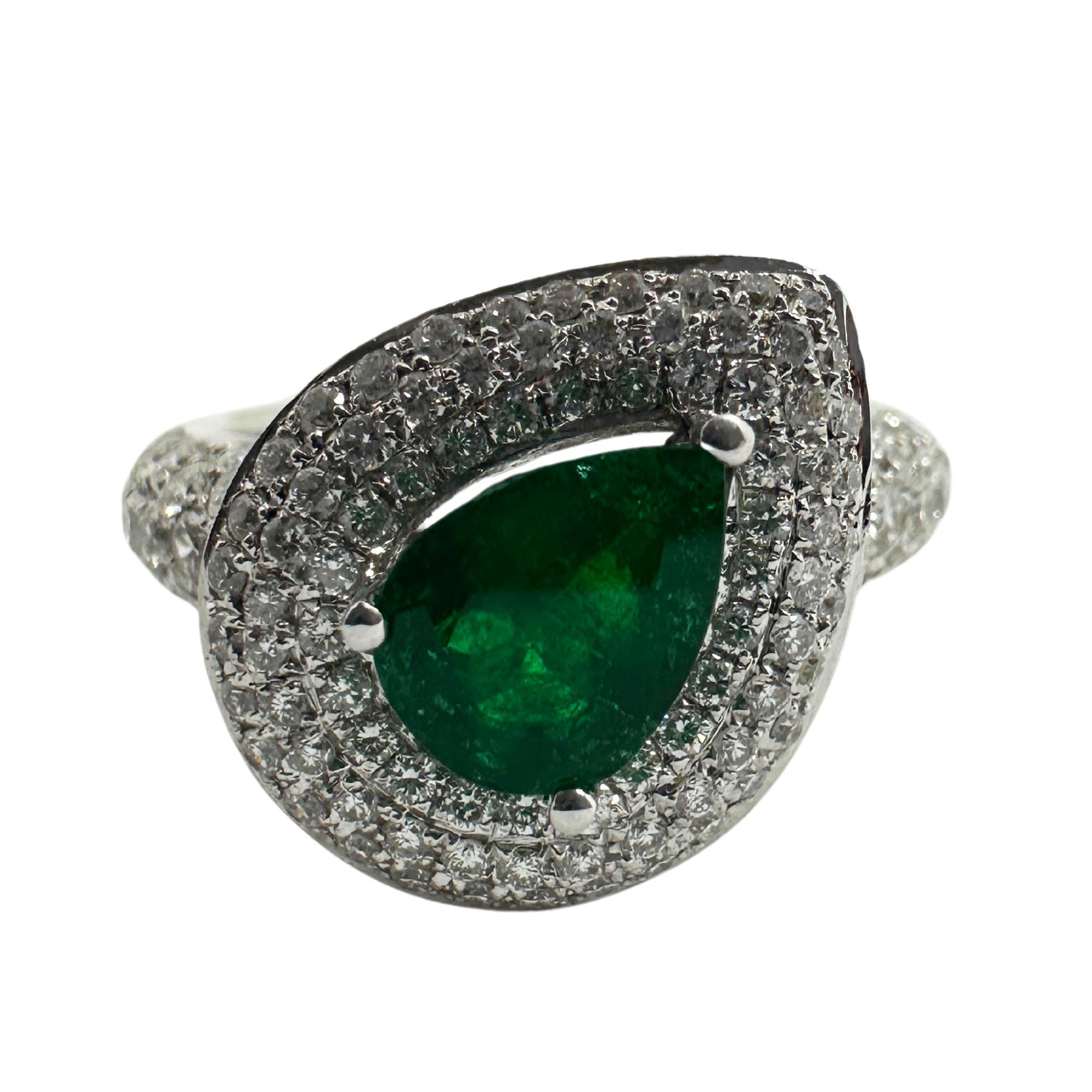 18k White Gold Diamond and Pear Shaped Emerald Ring In Good Condition For Sale In New York, NY