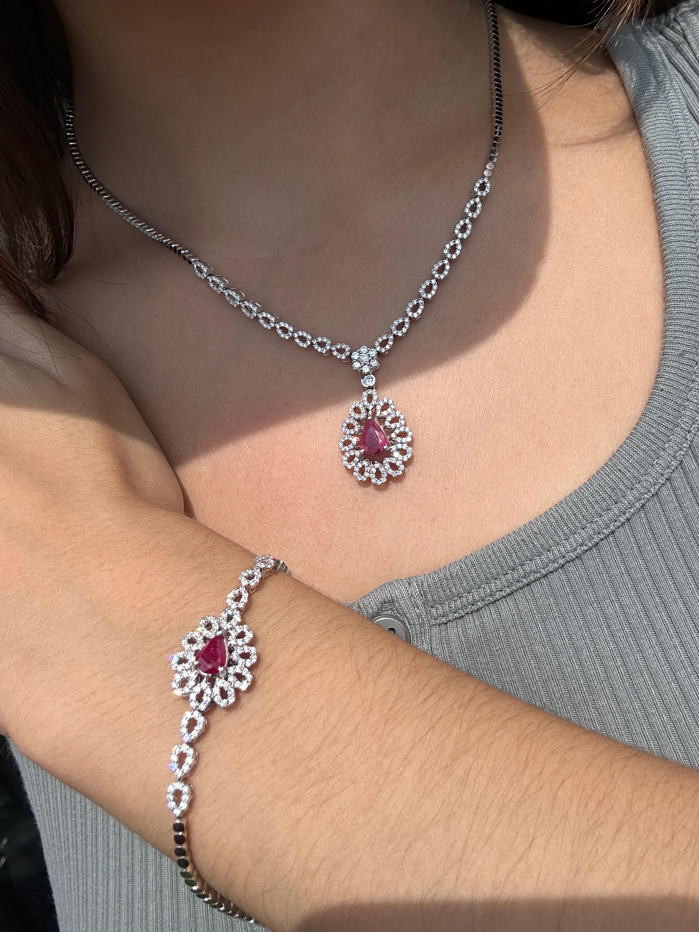 Bracciale in oro bianco 18K con diamanti e rubini a forma di pera in vendita 4