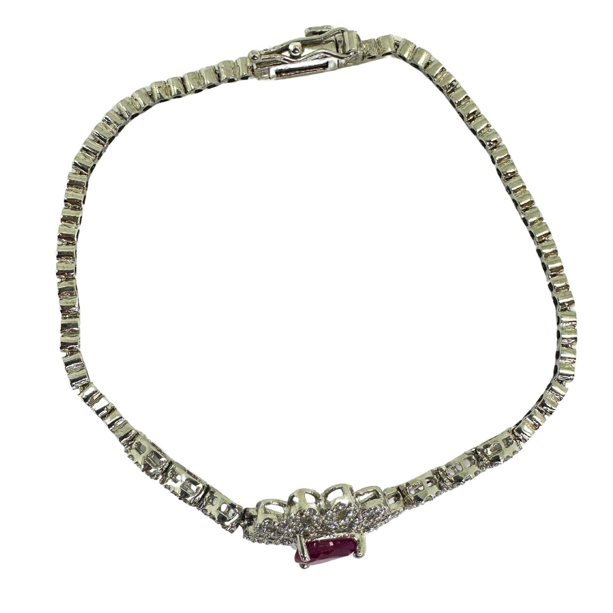 Moderno Bracciale in oro bianco 18K con diamanti e rubini a forma di pera in vendita
