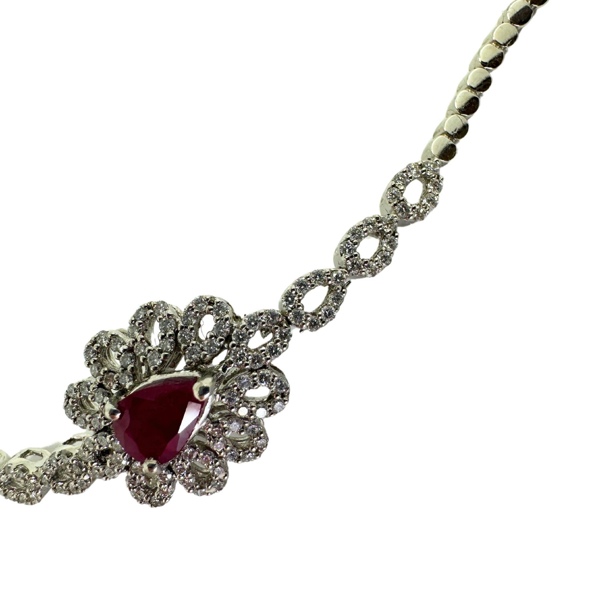 Taglio rotondo Bracciale in oro bianco 18K con diamanti e rubini a forma di pera in vendita