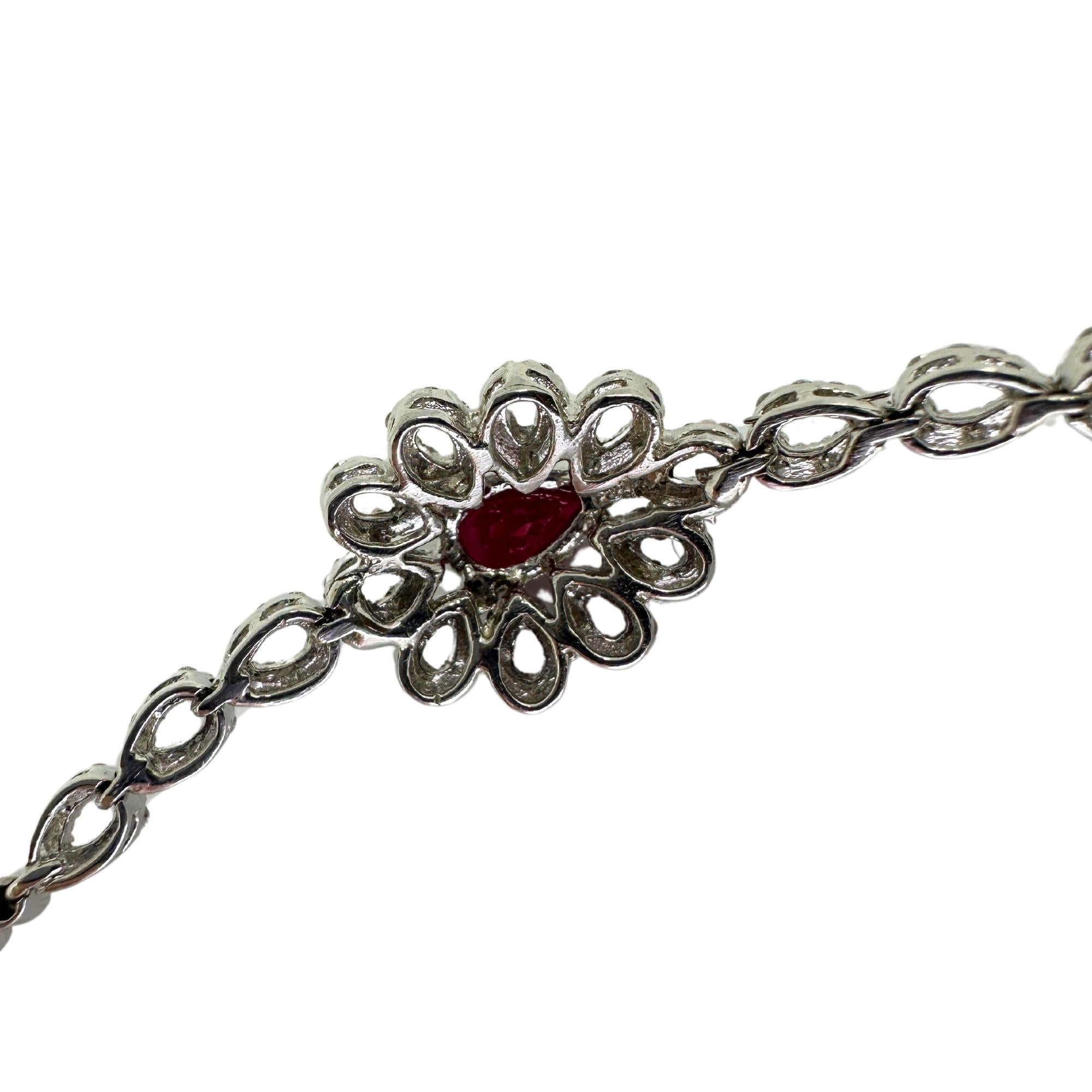 Bracciale in oro bianco 18K con diamanti e rubini a forma di pera In condizioni buone in vendita a New York, NY