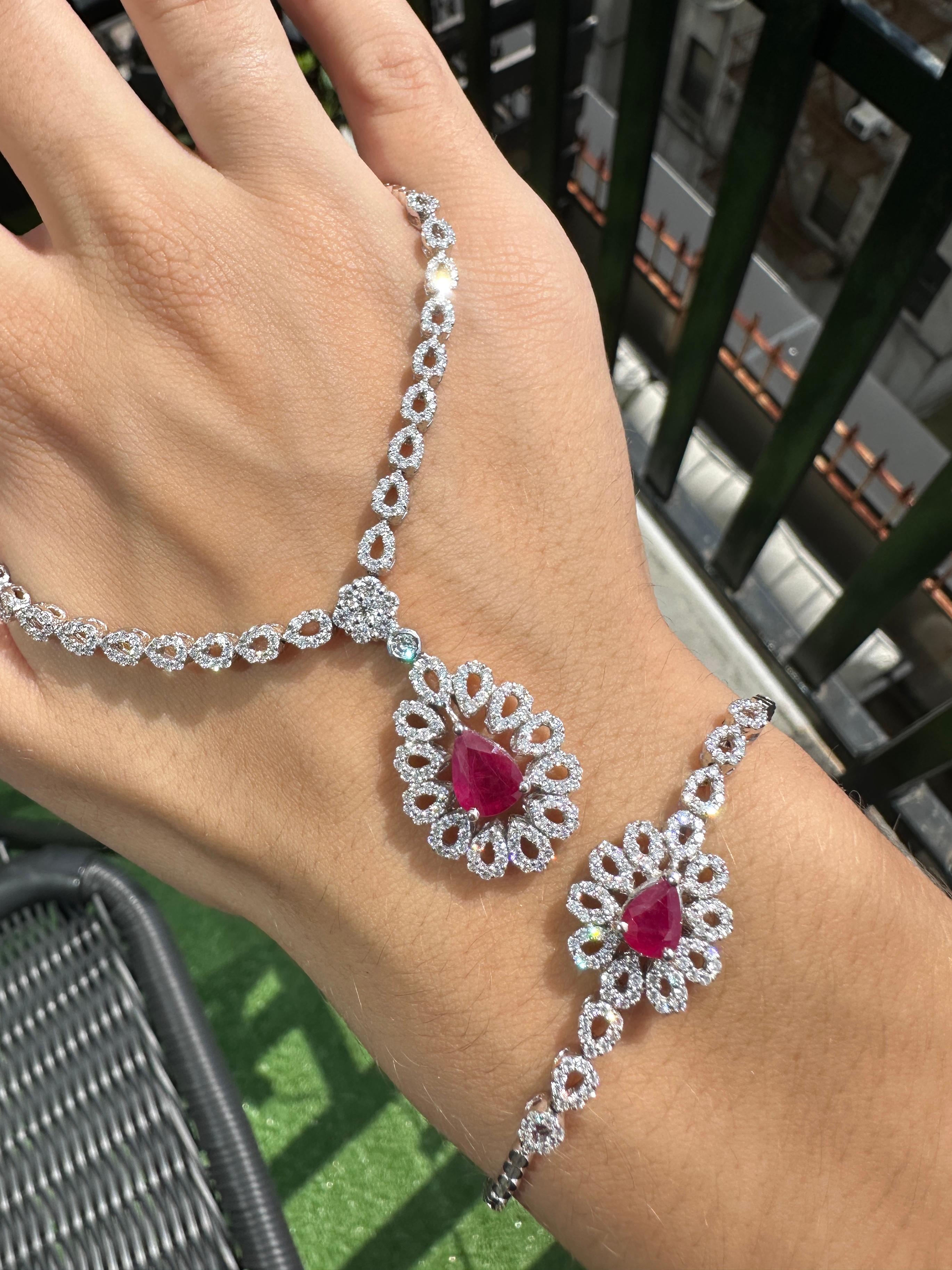 Bracciale in oro bianco 18K con diamanti e rubini a forma di pera in vendita 3