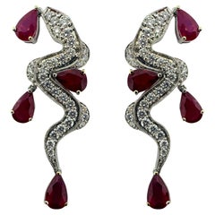 Pendientes de oro blanco de 18 quilates con diamantes y rubí en forma de pera