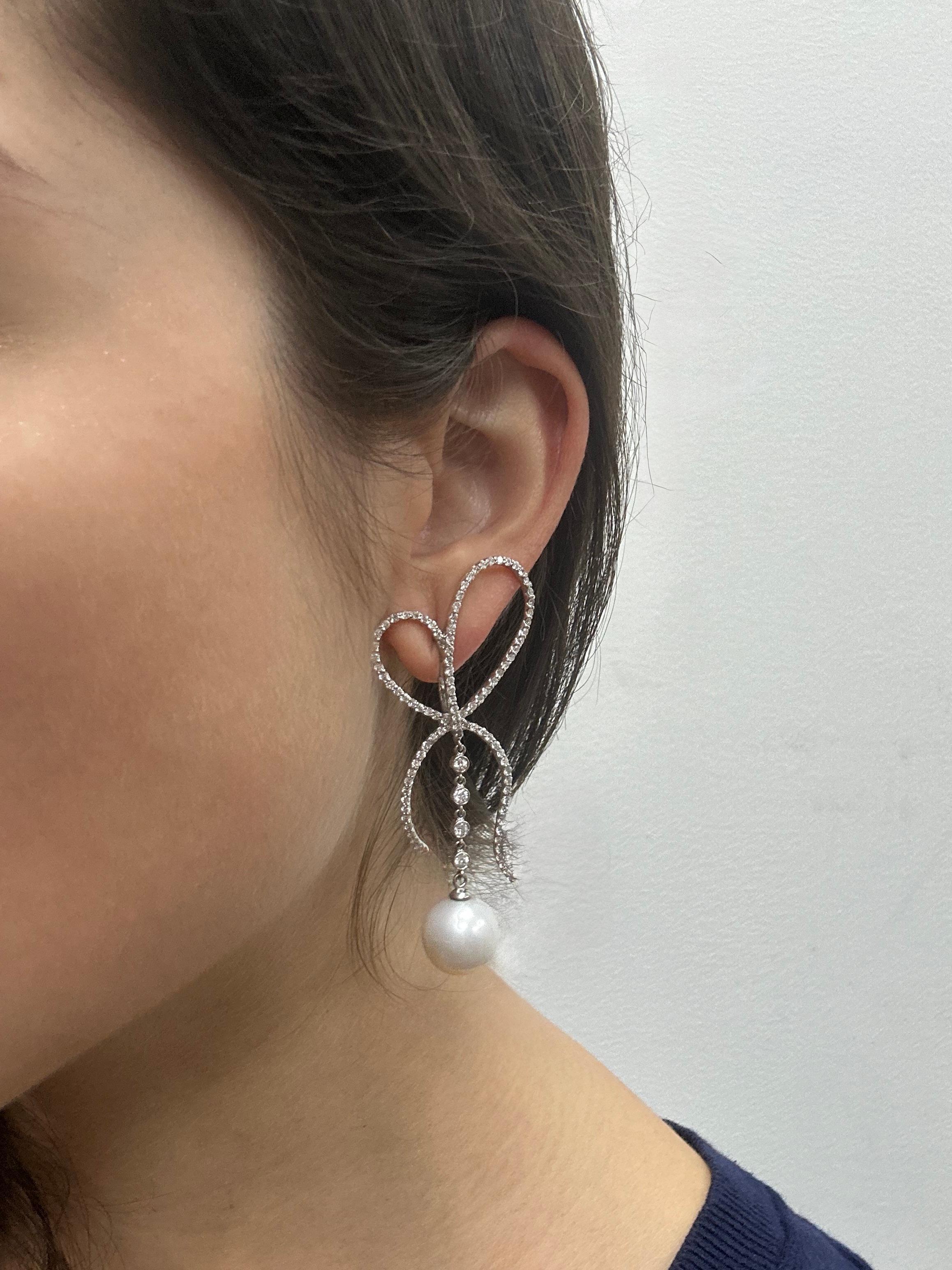 Adorables boucles d'oreilles en or blanc 18K avec diamants et perles
Condit : En bon état avec quelques légères usures de surface dues à l'âge.
Dimensions : 2,5 pouces de long par 1 pouce de large
Métal : Or blanc 18K
Poids : 16.9 grammes
Diamants :