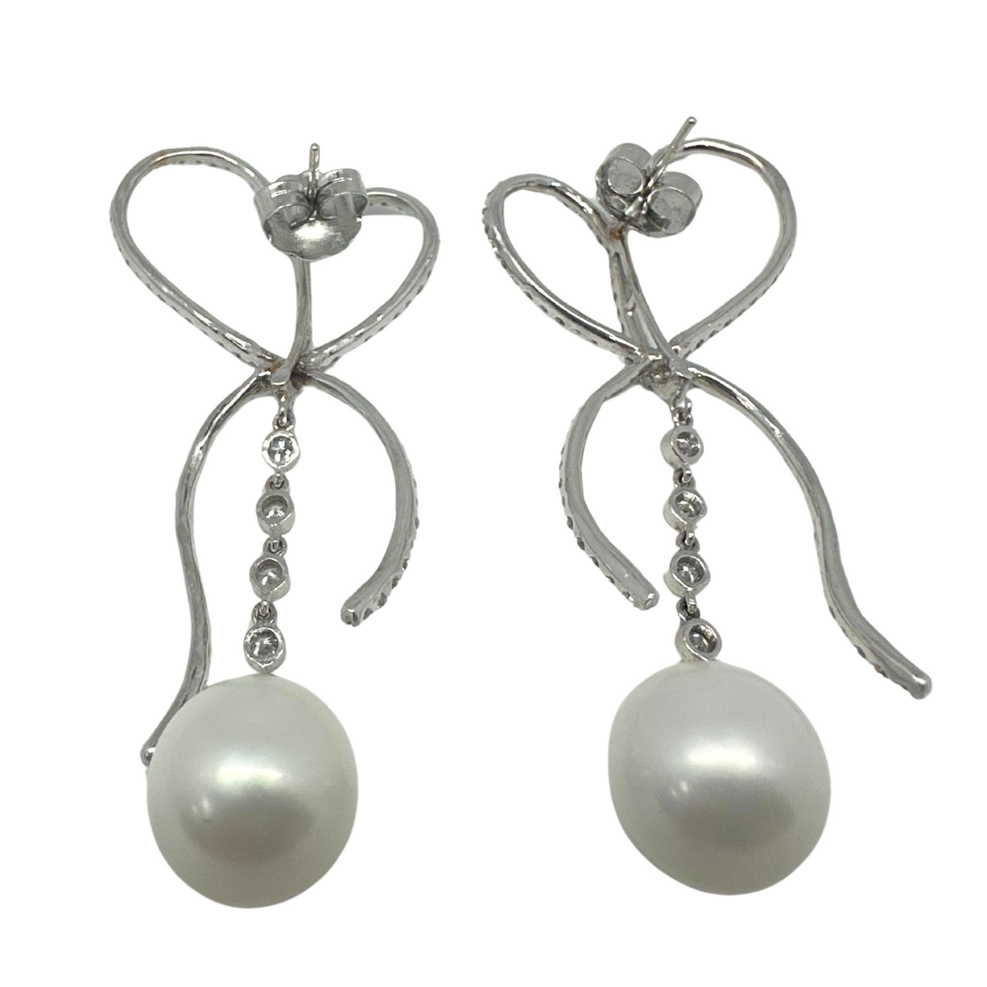 Taille ronde Boucles d'oreilles Bow en or blanc 18K avec diamants et perles en vente