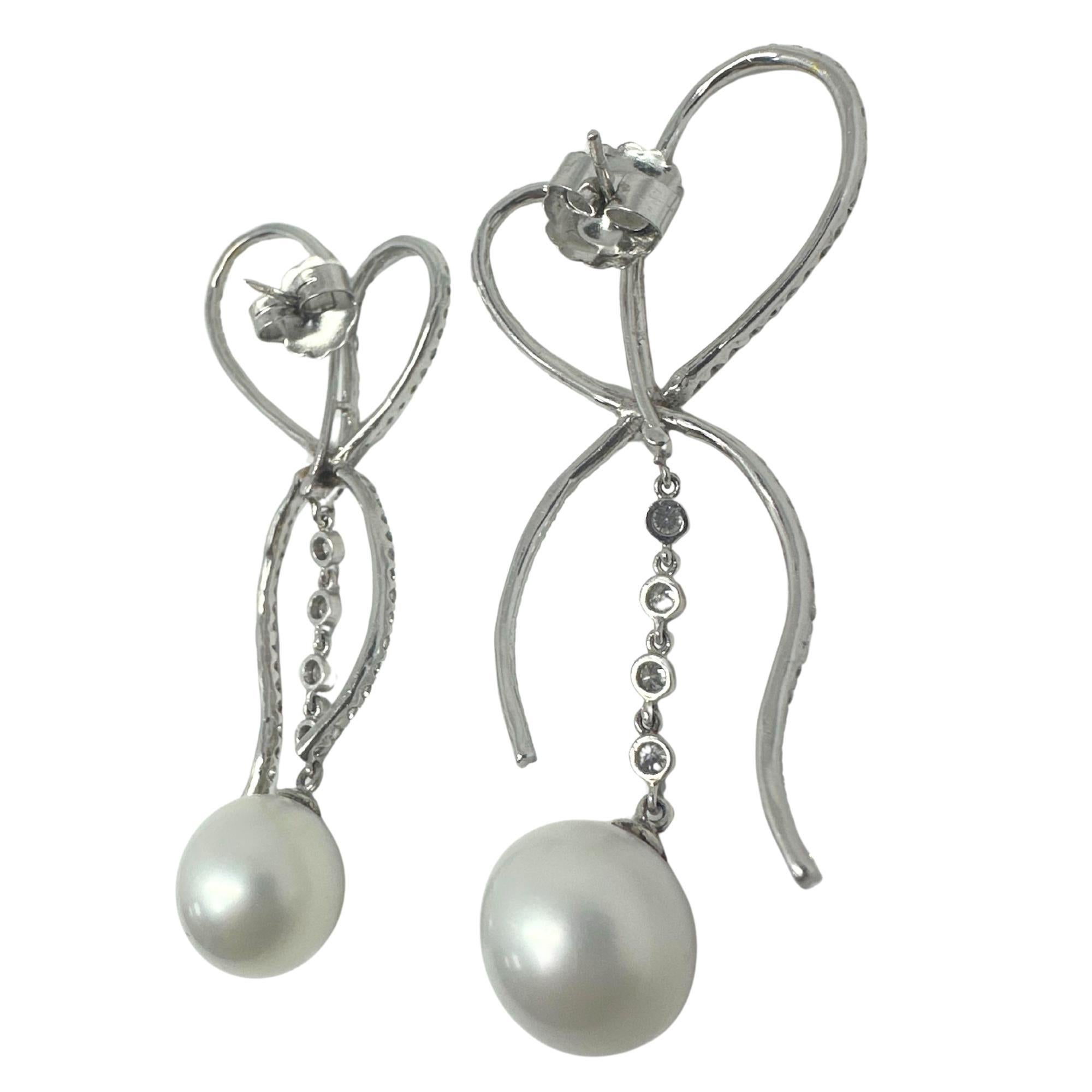 Boucles d'oreilles Bow en or blanc 18K avec diamants et perles Bon état - En vente à New York, NY