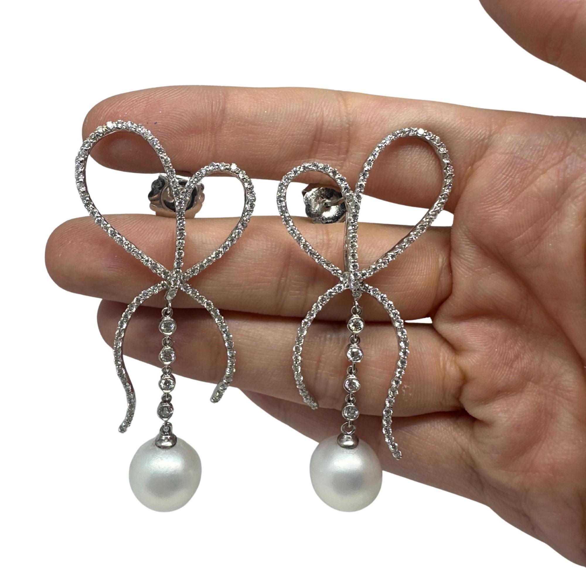 Boucles d'oreilles Bow en or blanc 18K avec diamants et perles Pour femmes en vente