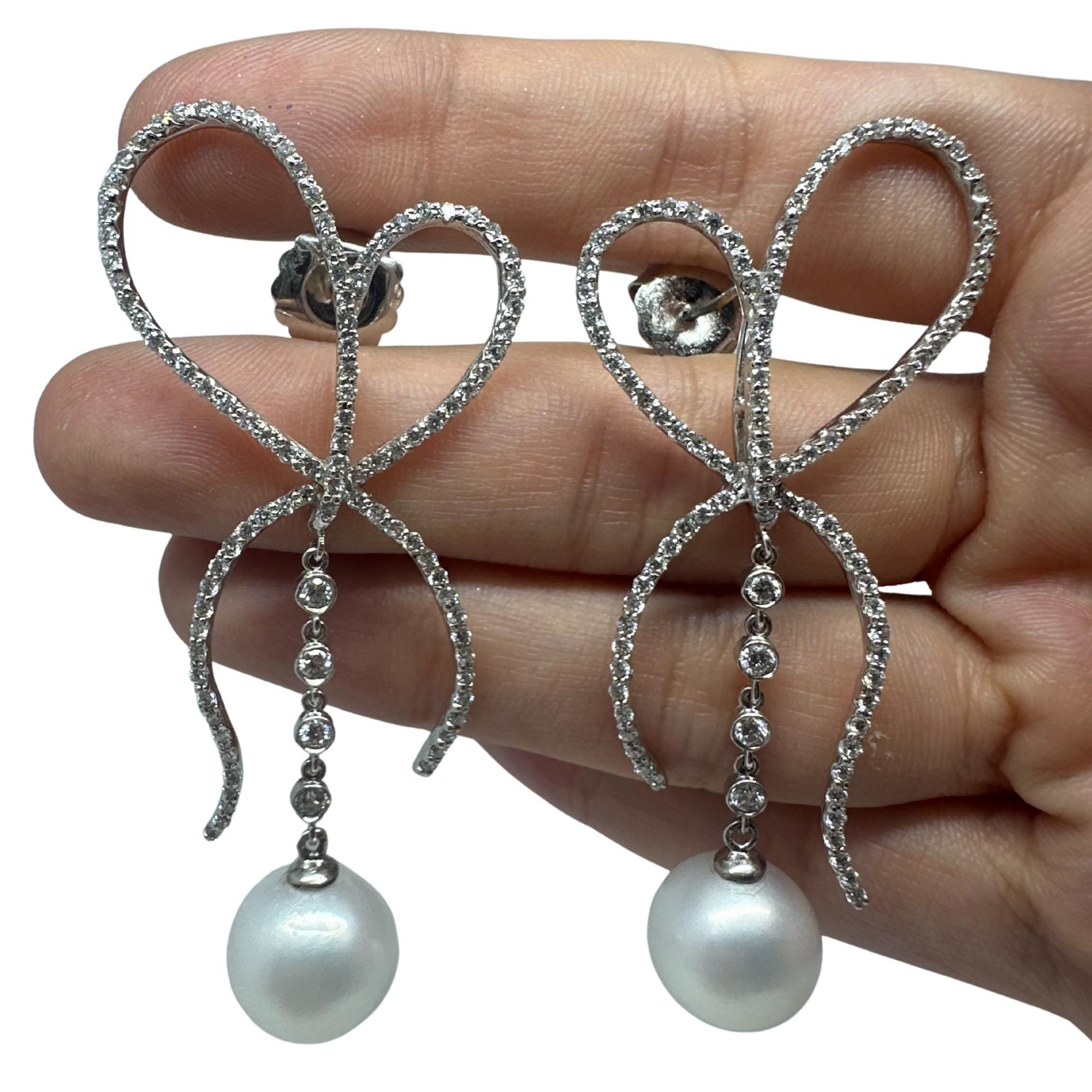 Boucles d'oreilles Bow en or blanc 18K avec diamants et perles en vente 1