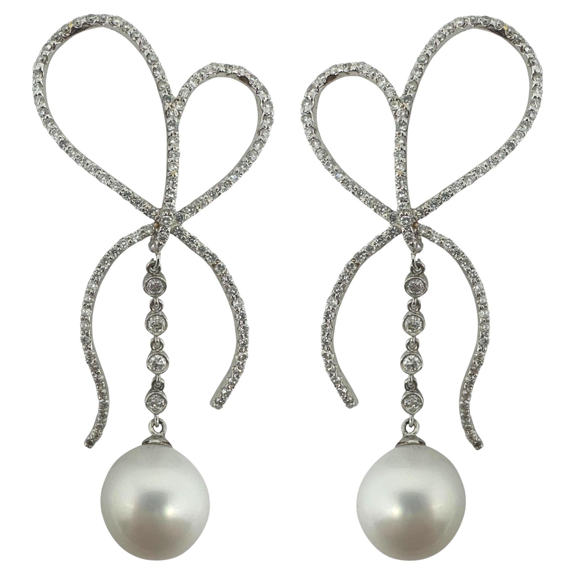 Boucles d'oreilles Bow en or blanc 18K avec diamants et perles en vente