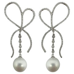Boucles d'oreilles Bow en or blanc 18K avec diamants et perles