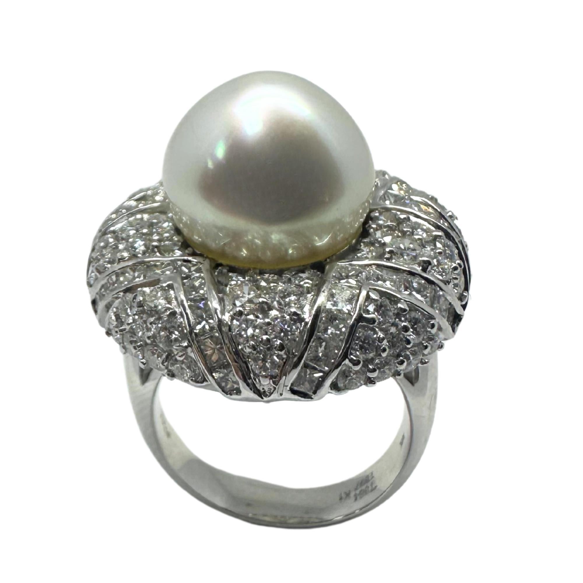 18k White Gold Diamond and Pearl Cocktail Ring In Good Condition For Sale In New York, NY