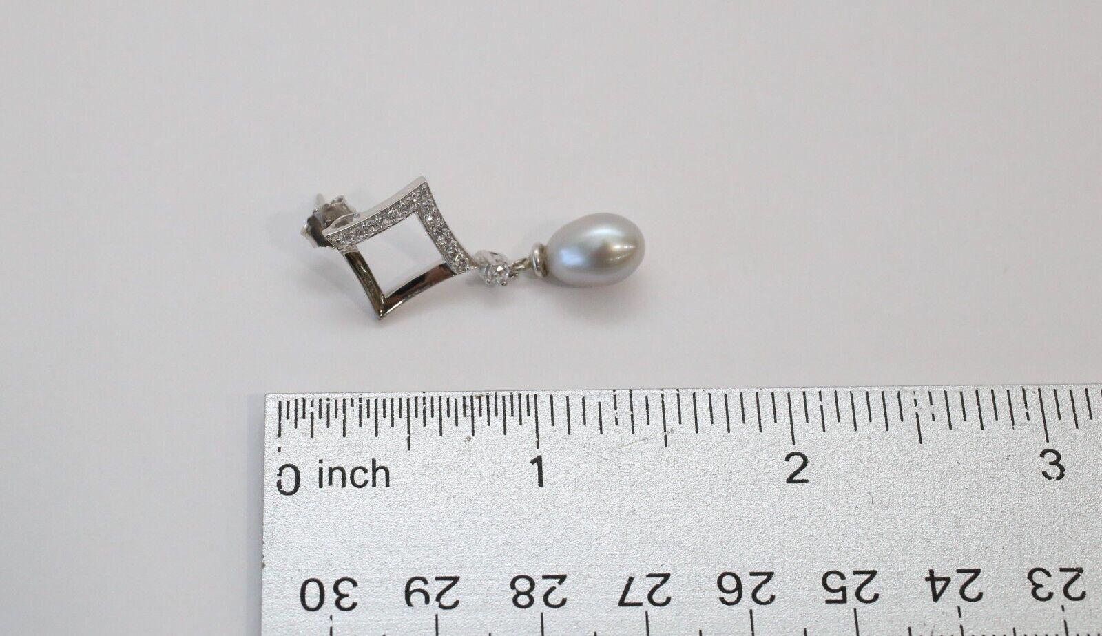 18 Karat Weißgold Ohrhänger mit Diamanten und Perlen, 5,4 g im Zustand „Gut“ im Angebot in Providence, RI