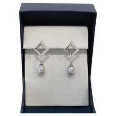 Orecchini pendenti con diamanti e perle in oro bianco 18k, 5,4g