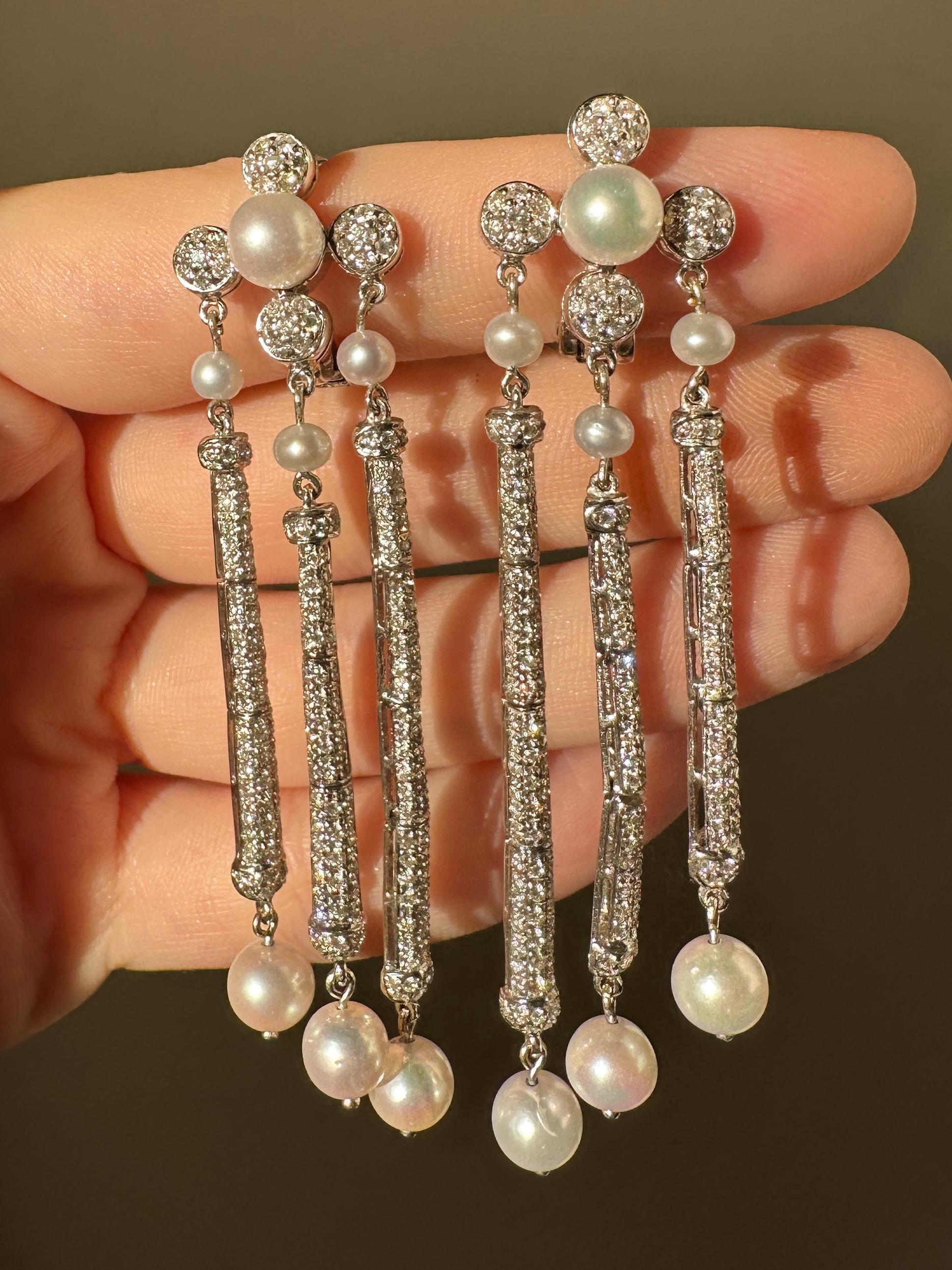 Guarda questi splendidi orecchini a goccia in oro bianco 18 carati con diamanti e perle. 

Orecchini a goccia con diamanti e perle in oro bianco 18 carati
Condit: In buone condizioni, con qualche lieve usura superficiale dovuta all'età.
Lunghezza: 3