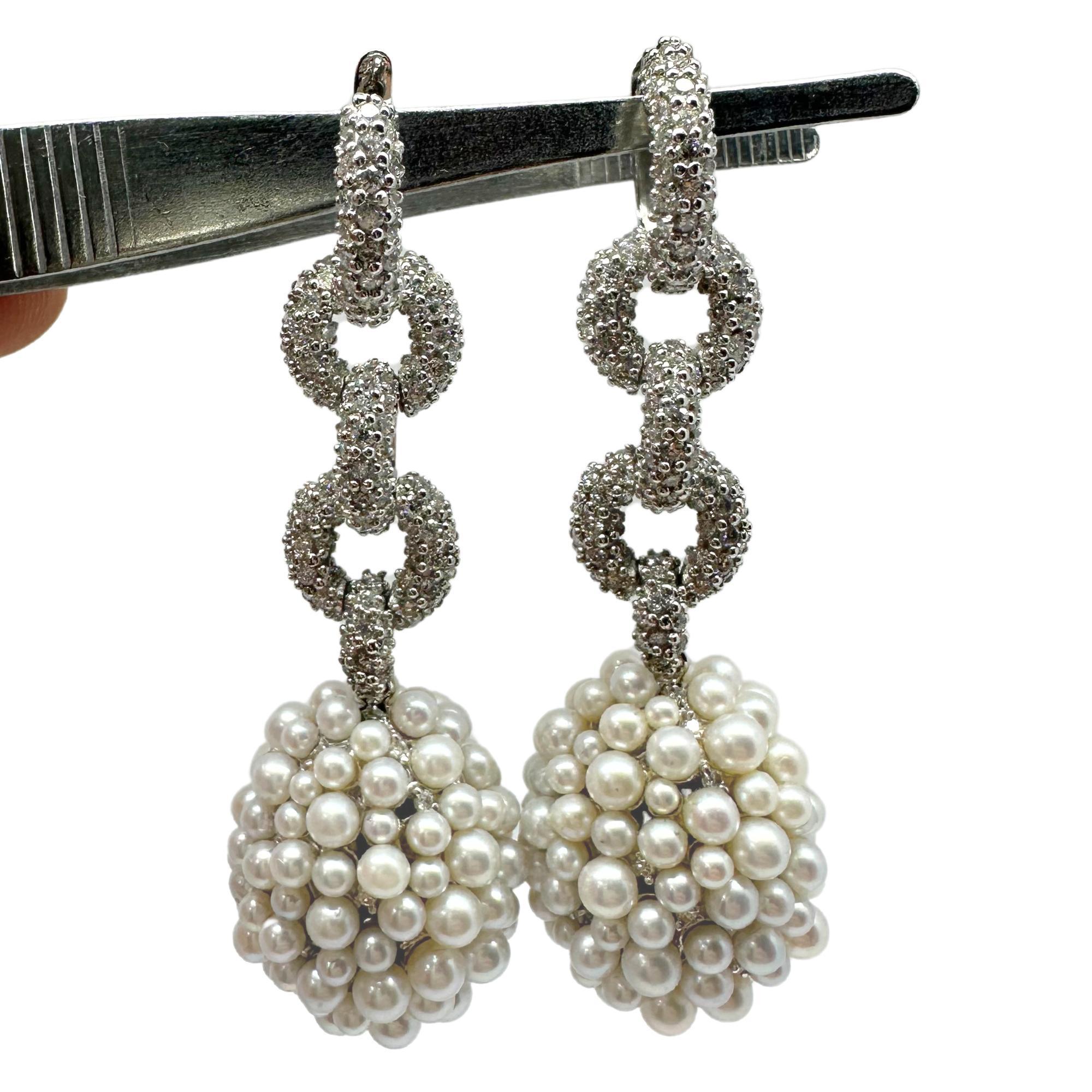 Boucles d'oreilles pendantes en or blanc 18K avec diamants et perles
Condit : En bon état avec quelques légères usures de surface dues à l'âge.
Longueur : 2.50 pouces
Largeur : 0.75 pouces
Métal : Or blanc 18k
Poids : 34.0 grammes
Diamants : 4,06