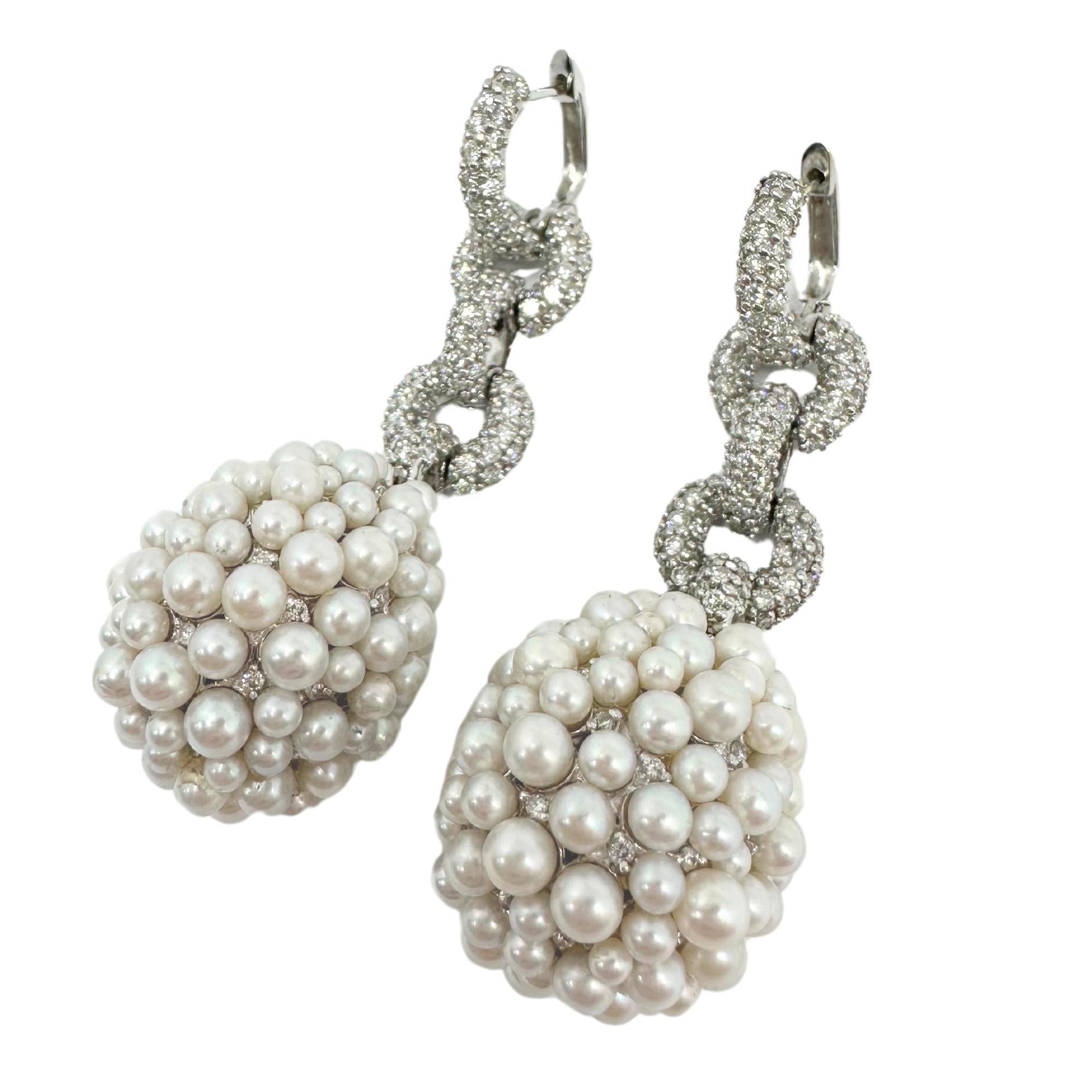 Boucles d'oreilles pendantes en or blanc 18K avec diamants et perles Bon état - En vente à New York, NY