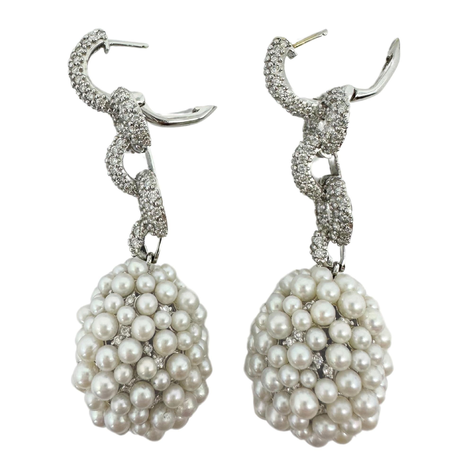Boucles d'oreilles pendantes en or blanc 18K avec diamants et perles Pour femmes en vente