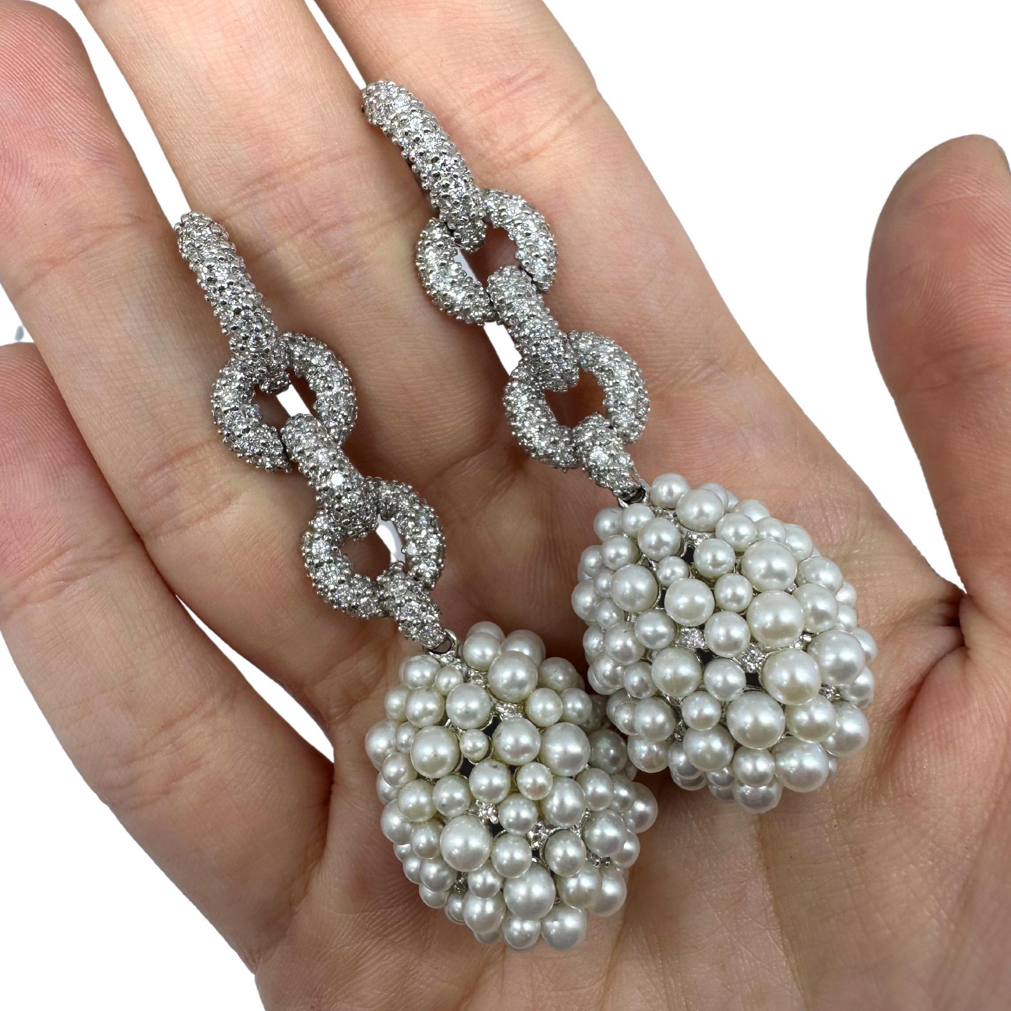 Boucles d'oreilles pendantes en or blanc 18K avec diamants et perles en vente 1