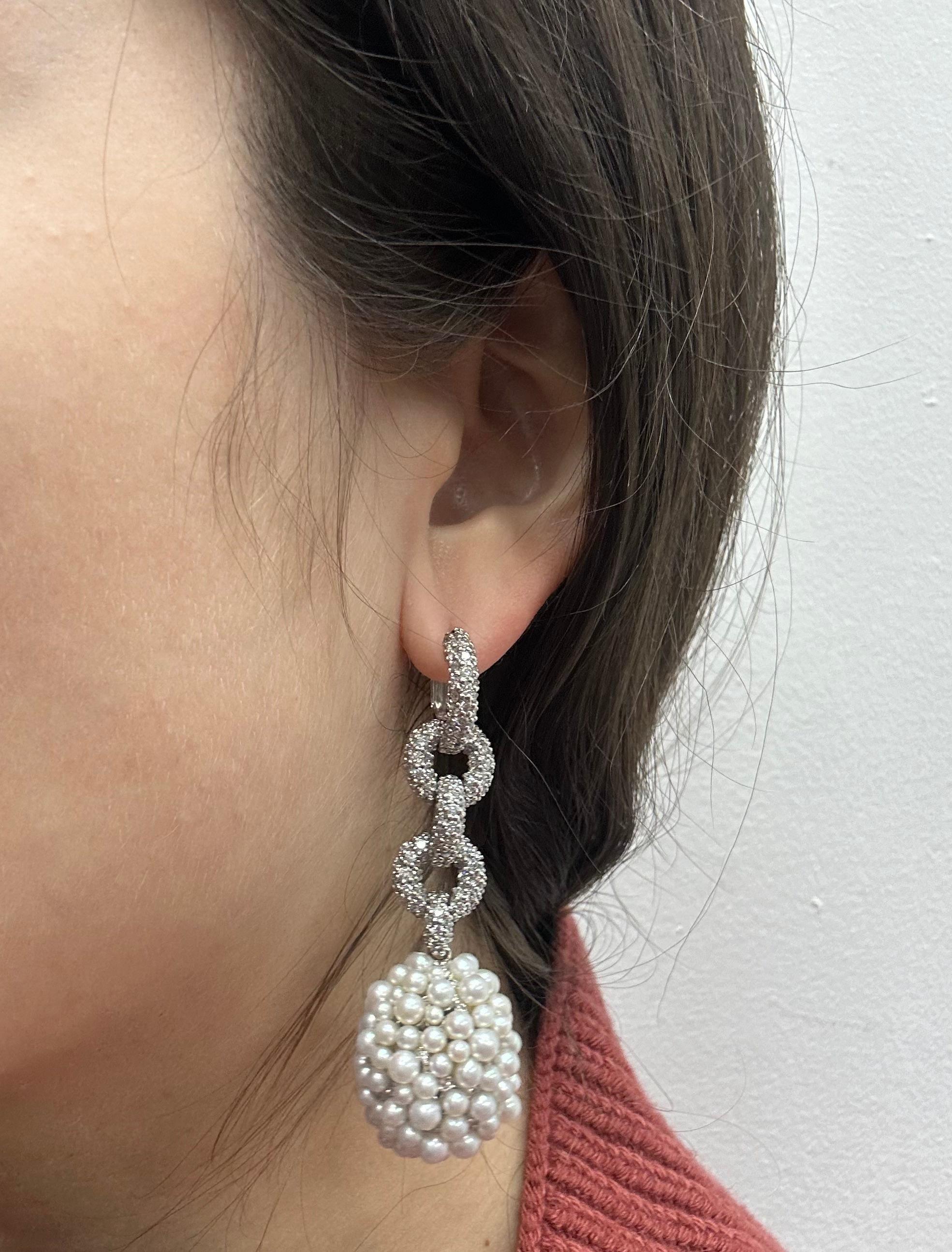 Boucles d'oreilles pendantes en or blanc 18K avec diamants et perles en vente 2