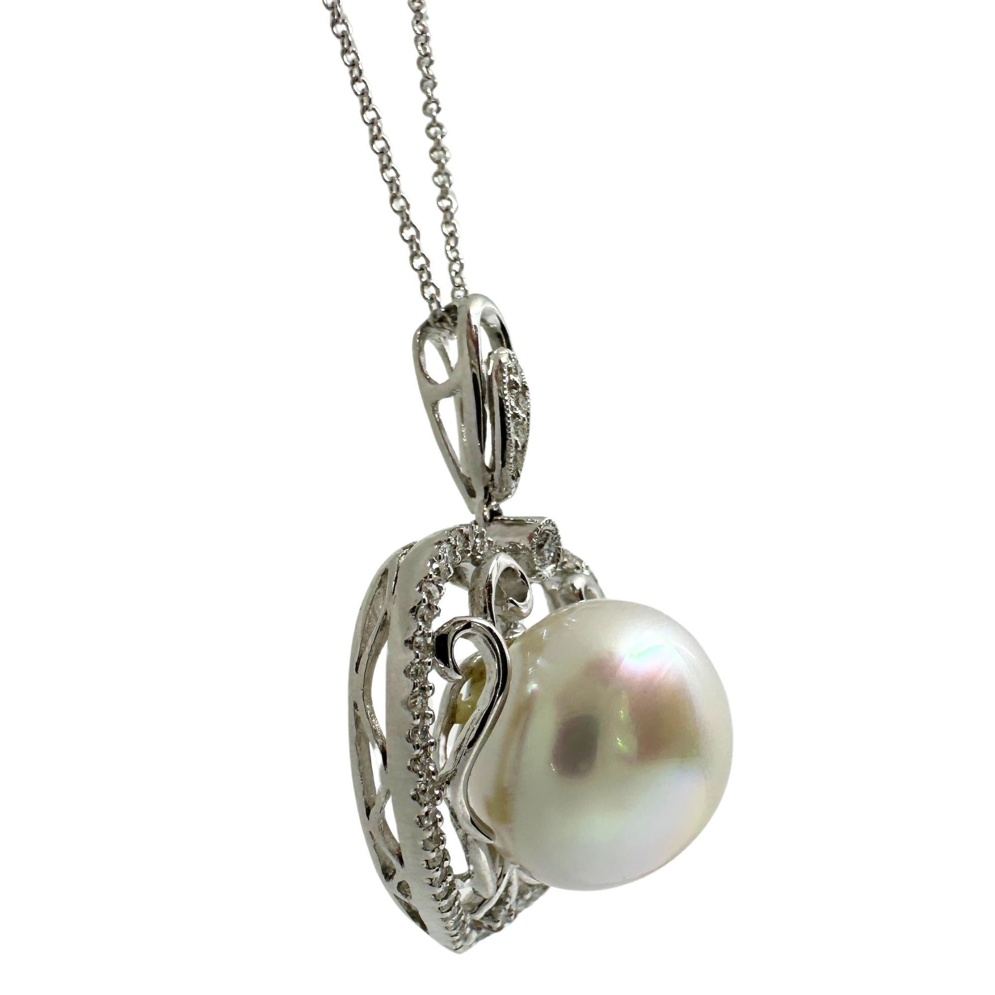 18K White Gold Diamond and Pearl Heart Pendant Necklace In Good Condition For Sale In New York, NY