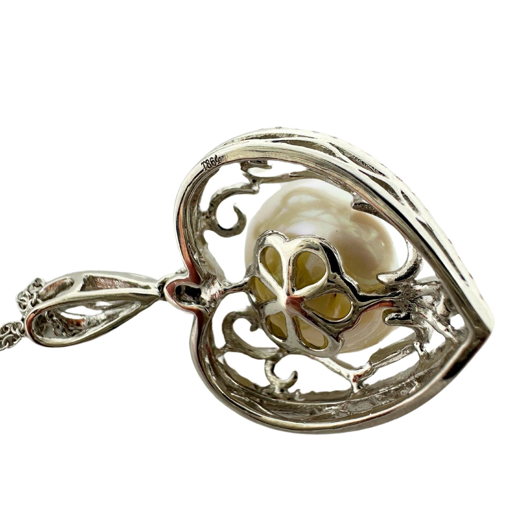 18K White Gold Diamond and Pearl Heart Pendant Necklace For Sale 1