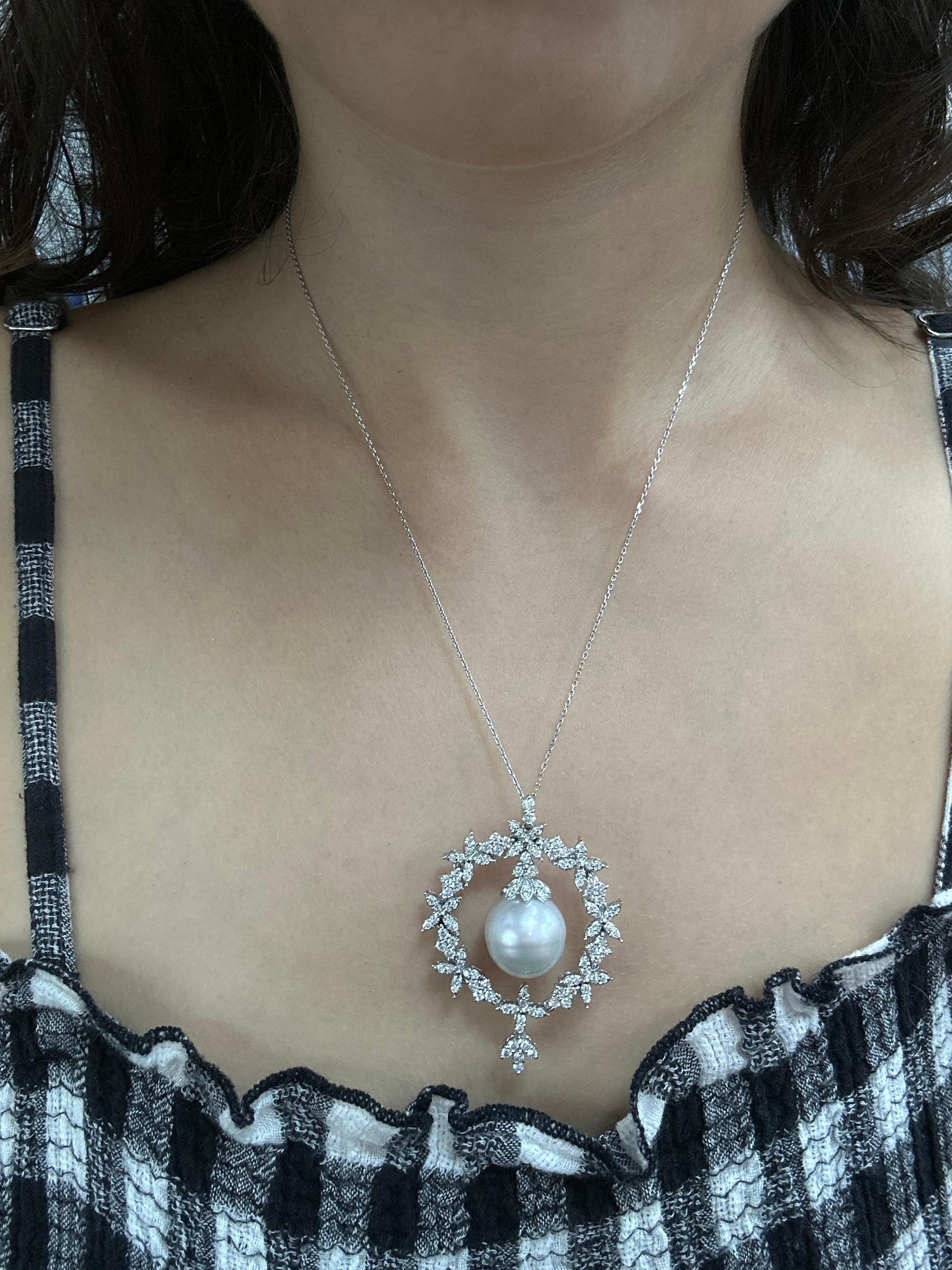 Elegantes Collier aus 18 Karat Weißgold mit einem floralen Diamantkranz, der eine Perle umschließt. Der Anhänger misst 2 Zoll Länge und 1,5 Zoll Breite und hängt an einer 18-Zoll-Kette. Das mit 2,10 Karat funkelnden Diamanten besetzte