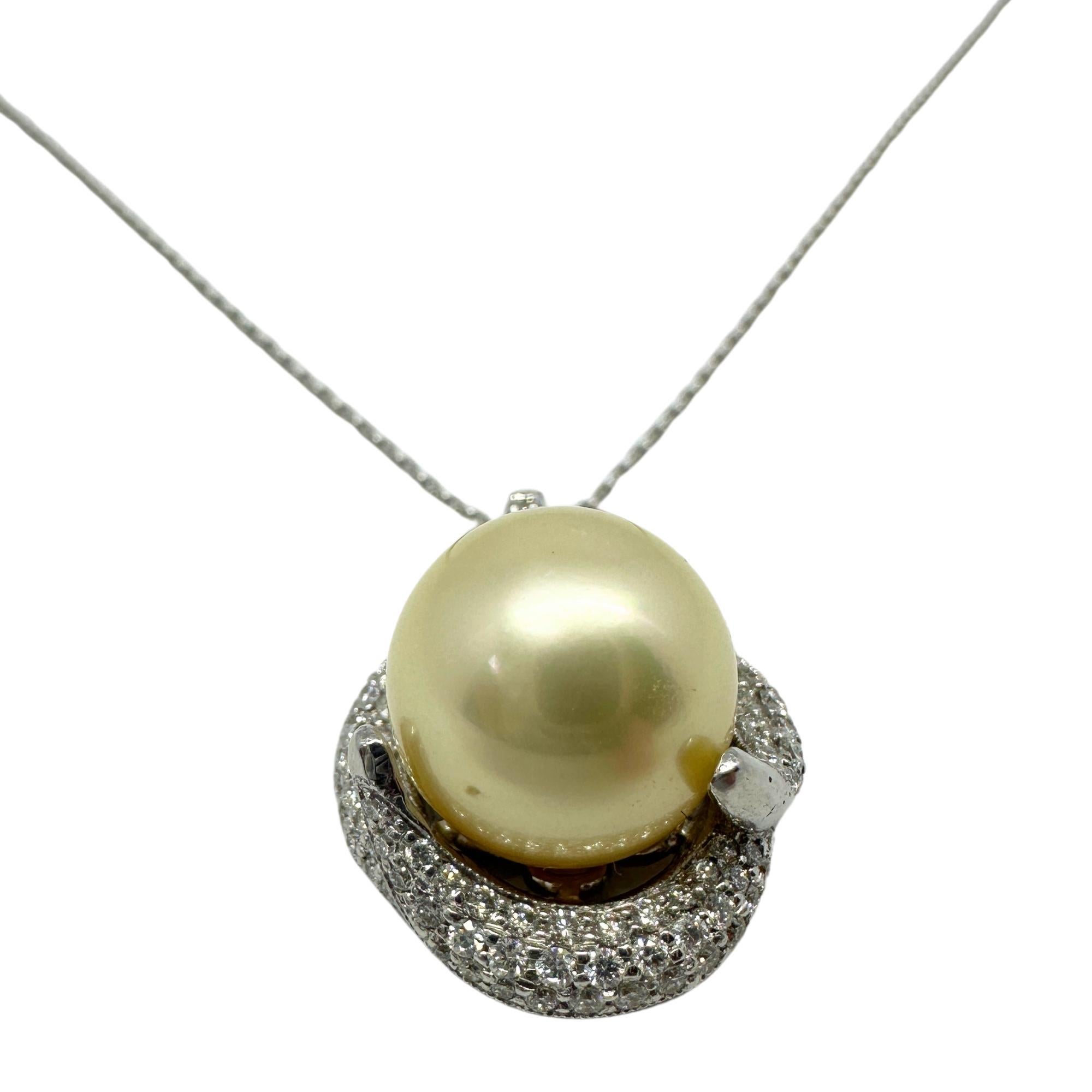 18K White Gold Diamond and Pearl Pendant Necklace In Good Condition For Sale In New York, NY