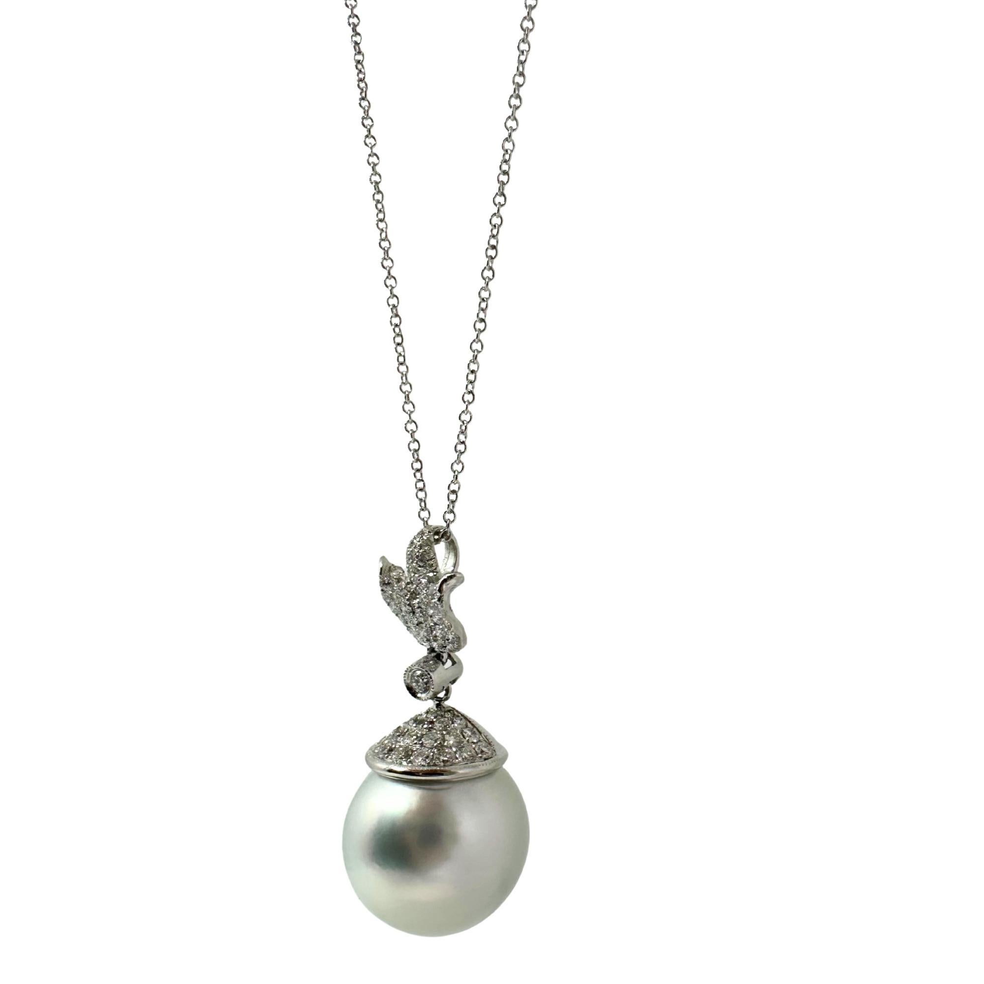 18K White Gold Diamond and Pearl Pendant Necklace In Good Condition For Sale In New York, NY