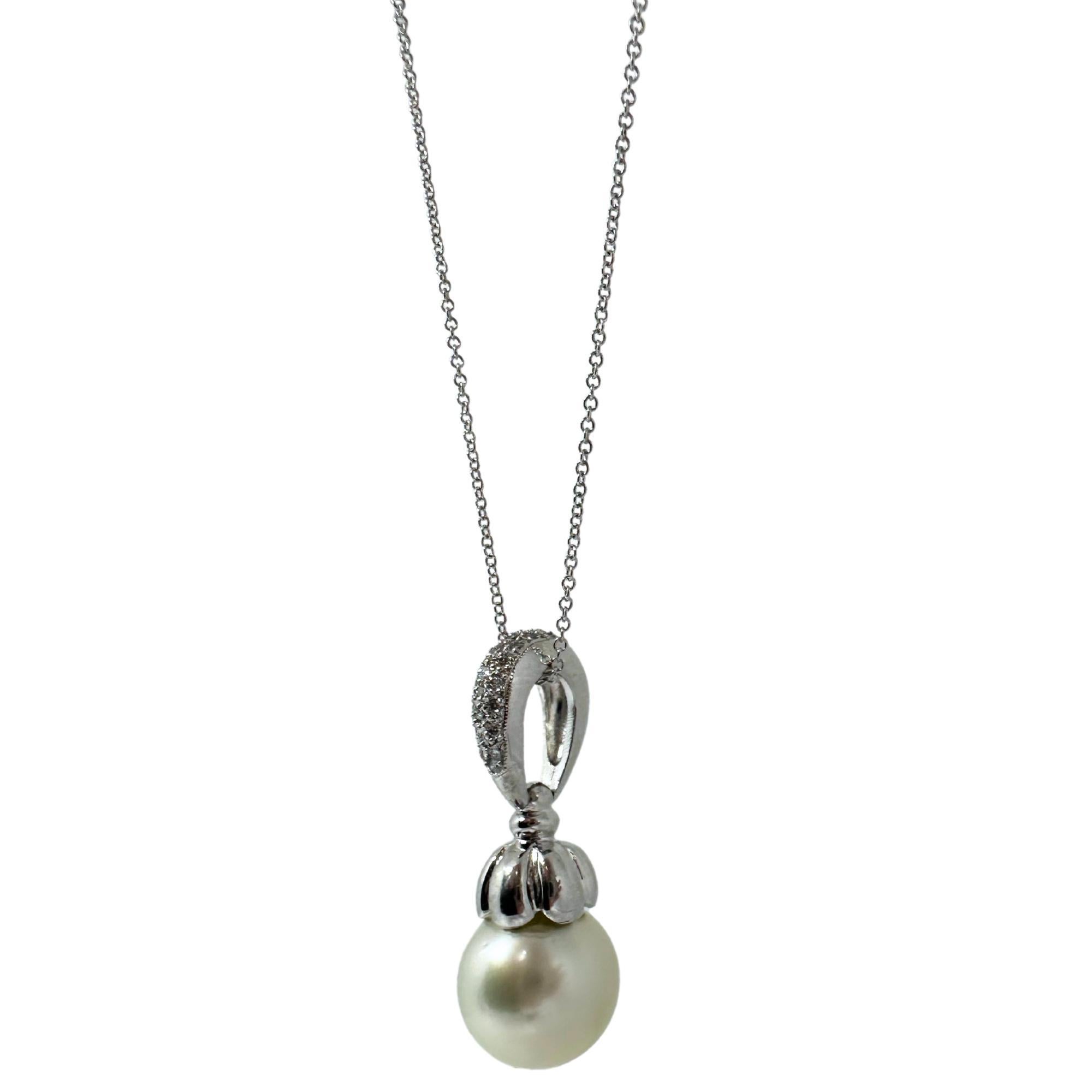 18K White Gold Diamond and Pearl Pendant Necklace In Good Condition For Sale In New York, NY