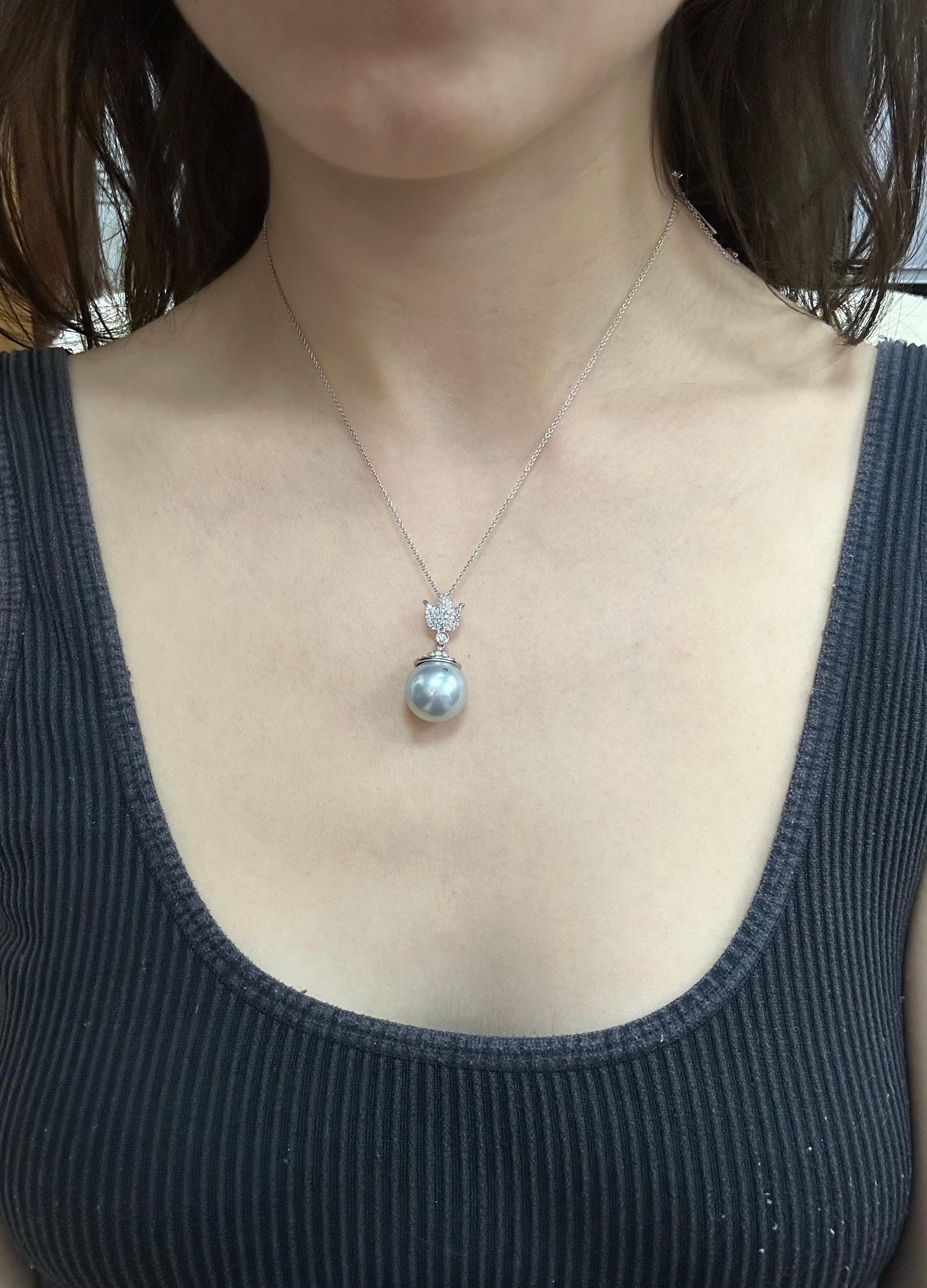 18K White Gold Diamond and Pearl Pendant Necklace For Sale 1