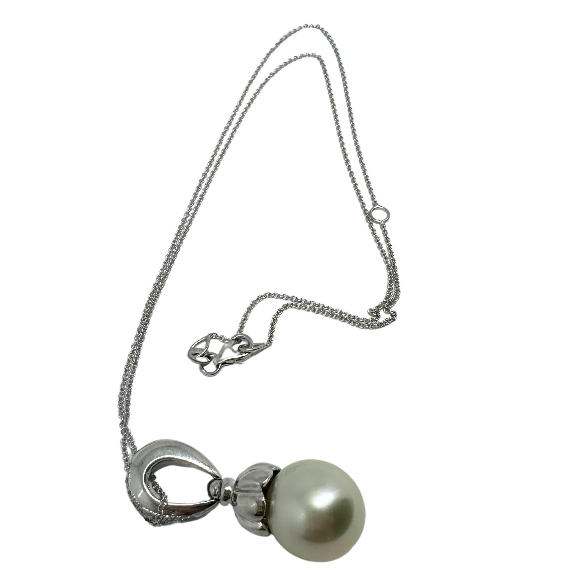 18K White Gold Diamond and Pearl Pendant Necklace For Sale 1