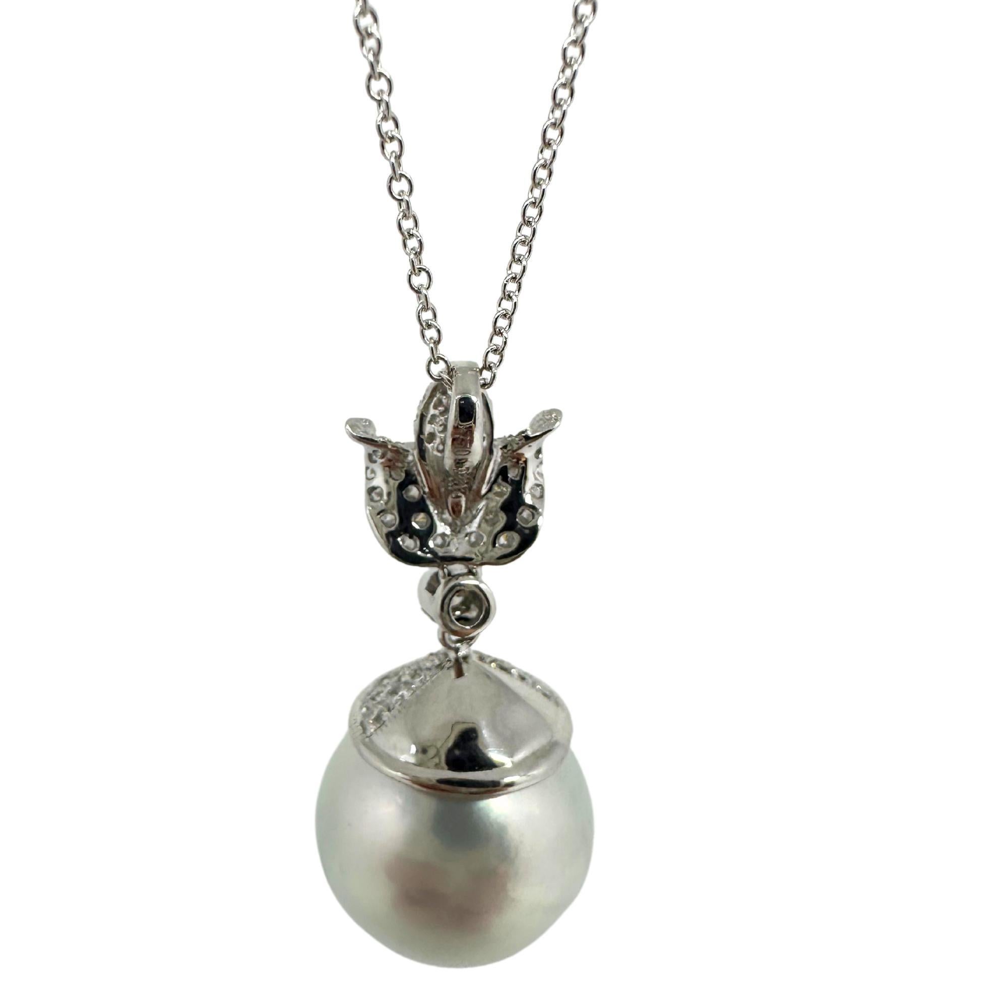18K White Gold Diamond and Pearl Pendant Necklace For Sale 2