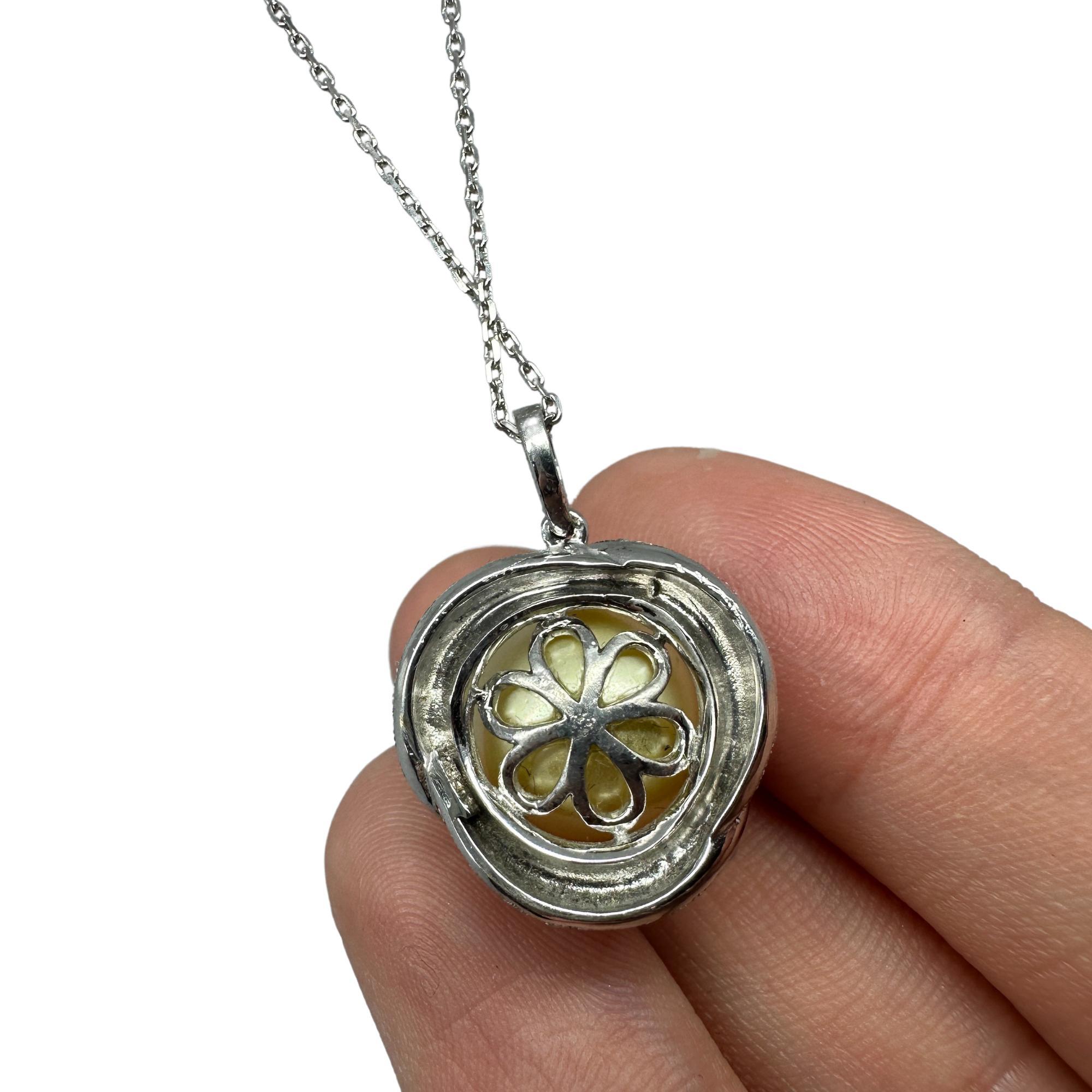 18K White Gold Diamond and Pearl Pendant Necklace For Sale 3