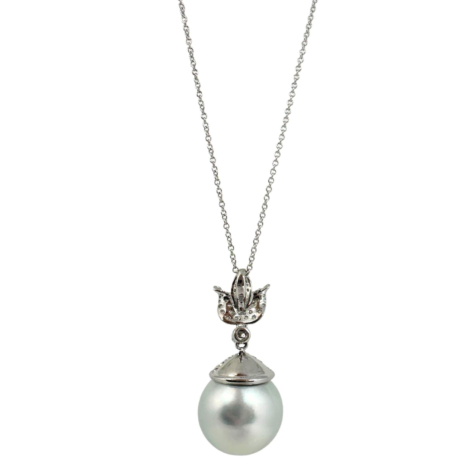 18K White Gold Diamond and Pearl Pendant Necklace For Sale 3