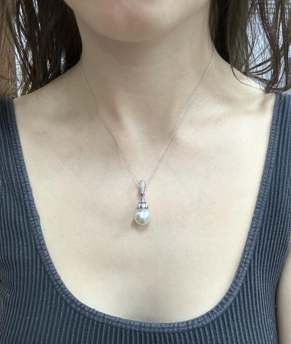 18K White Gold Diamond and Pearl Pendant Necklace For Sale 3