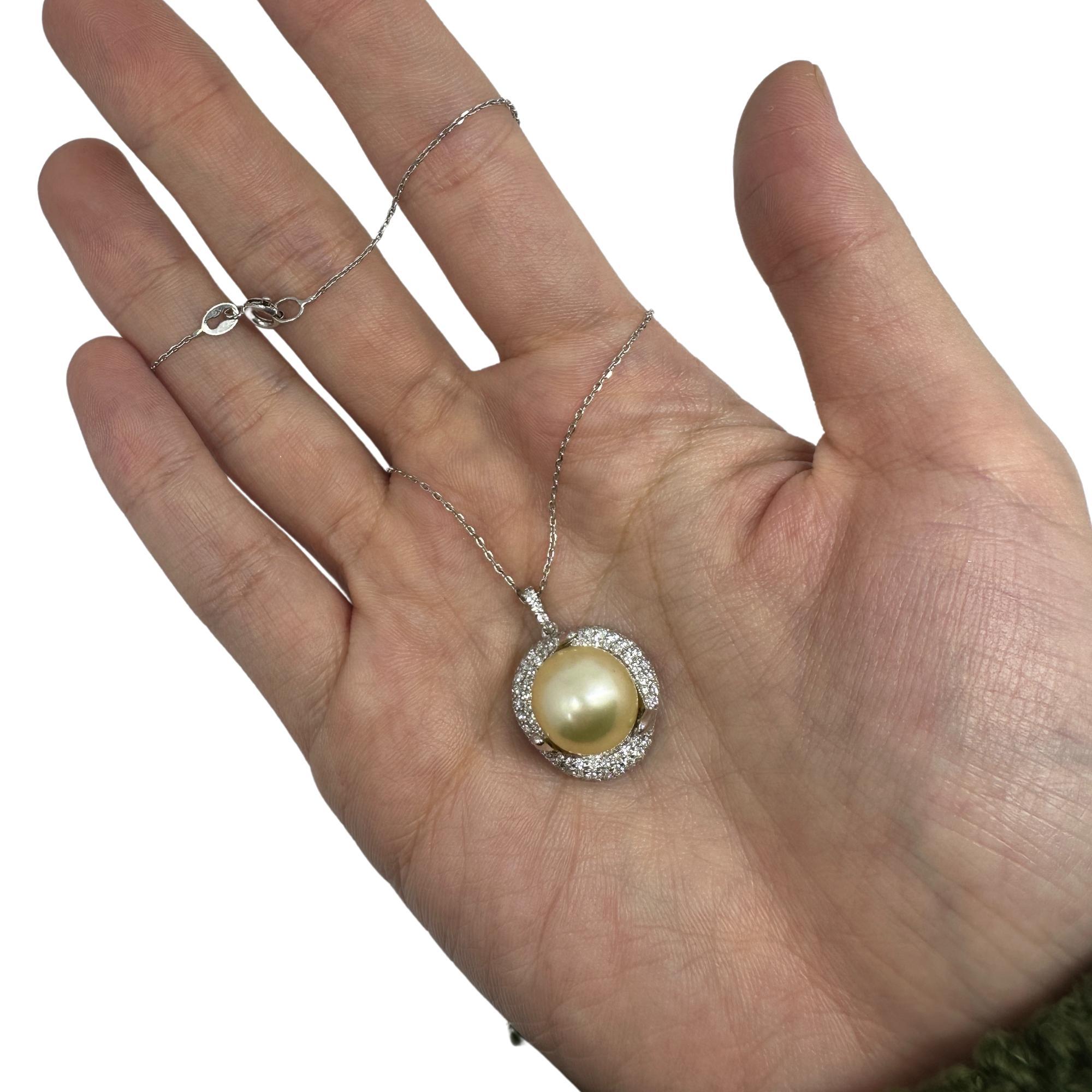 18K White Gold Diamond and Pearl Pendant Necklace For Sale 4