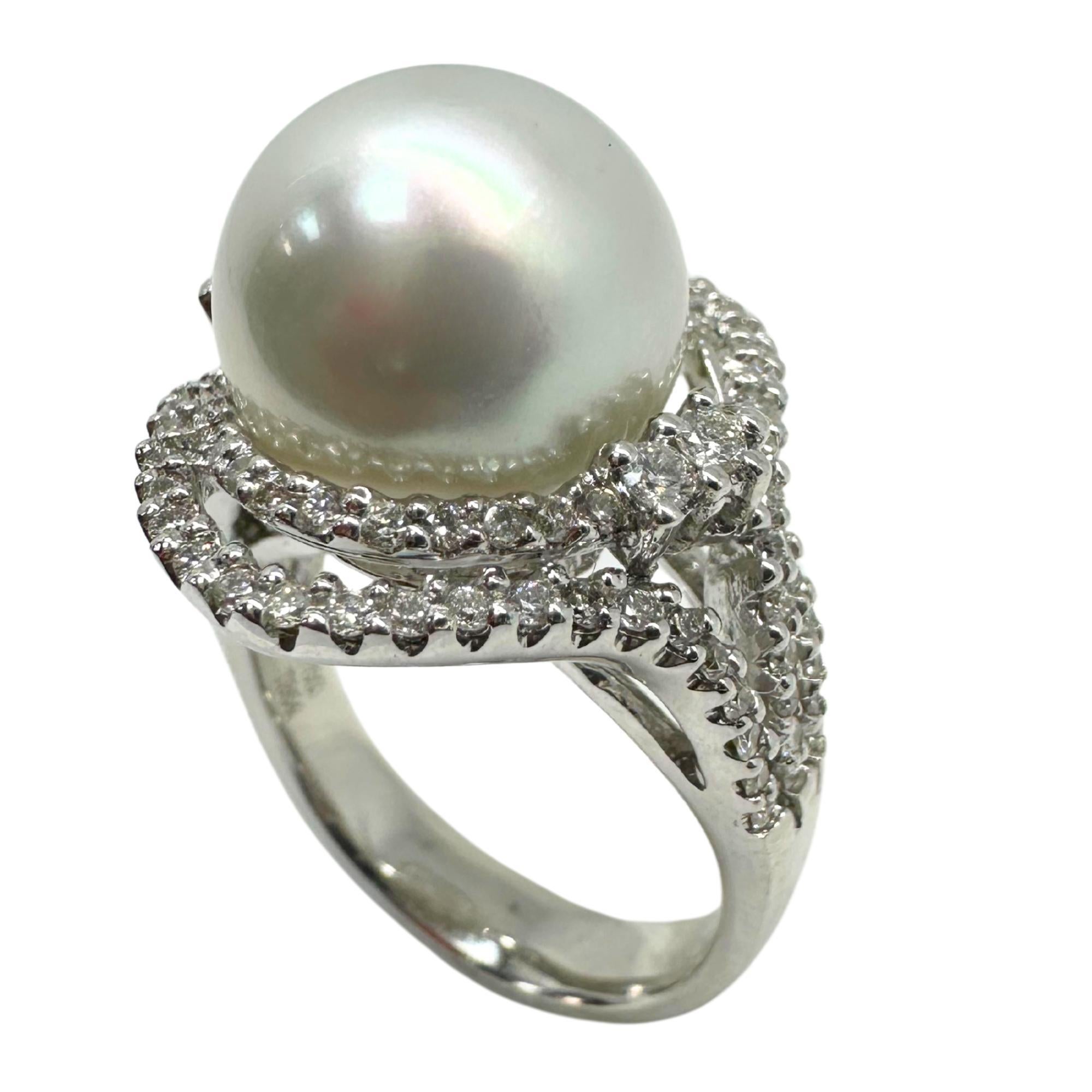 Bellissimo anello con diamanti e perle in oro bianco 18 carati. Si adatta a un dito di 6,50 e pesa 8,33 grammi. Al centro dell'anello si trova una bellissima perla circondata da 0,68 carati di diamanti.

Anello con diamanti e perle in oro bianco