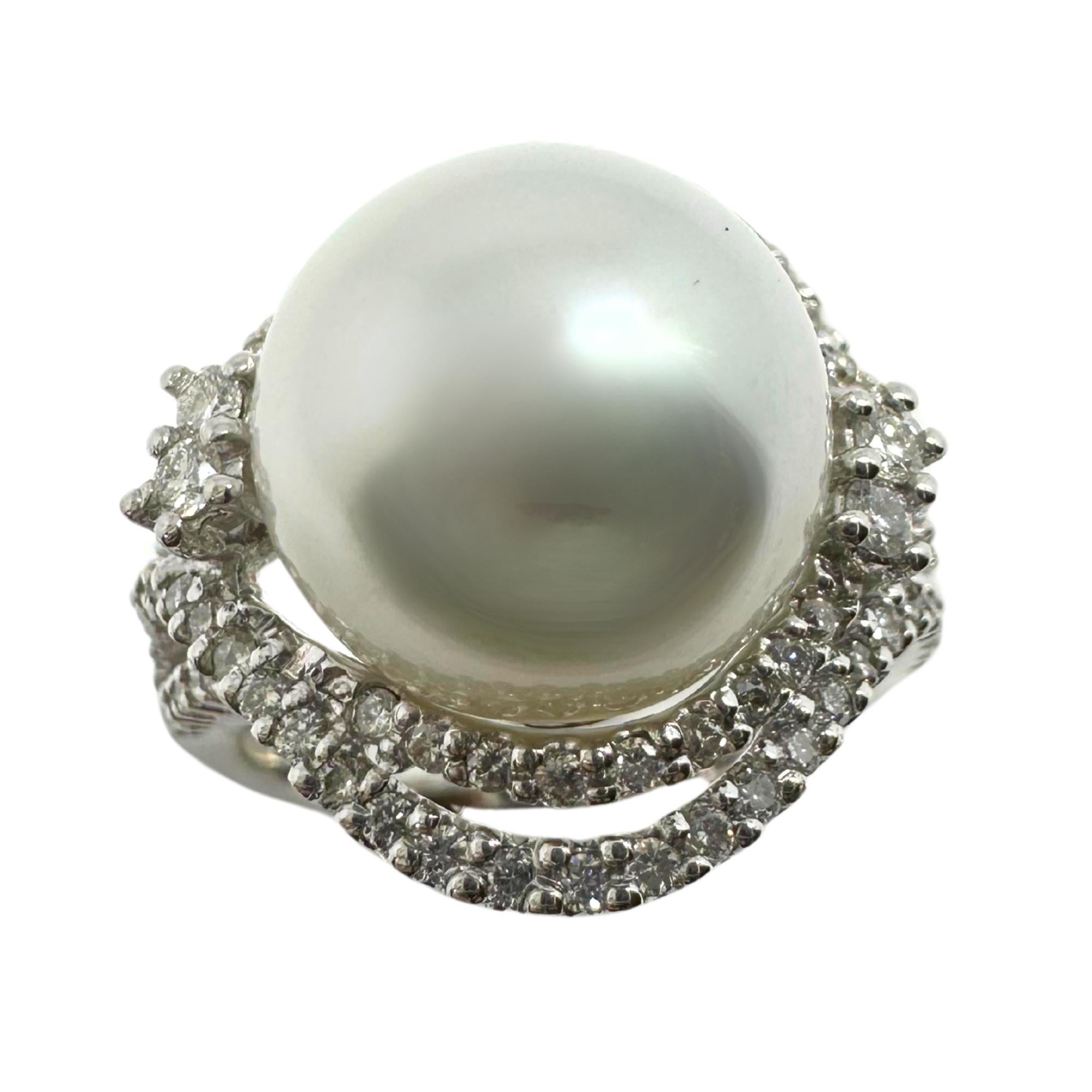 Anello con diamanti e perle in oro bianco 18K In condizioni buone in vendita a New York, NY