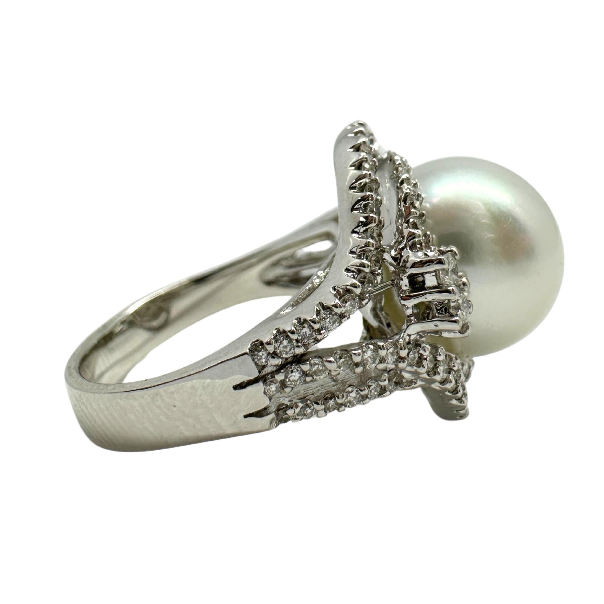 Anello con diamanti e perle in oro bianco 18K in vendita 2