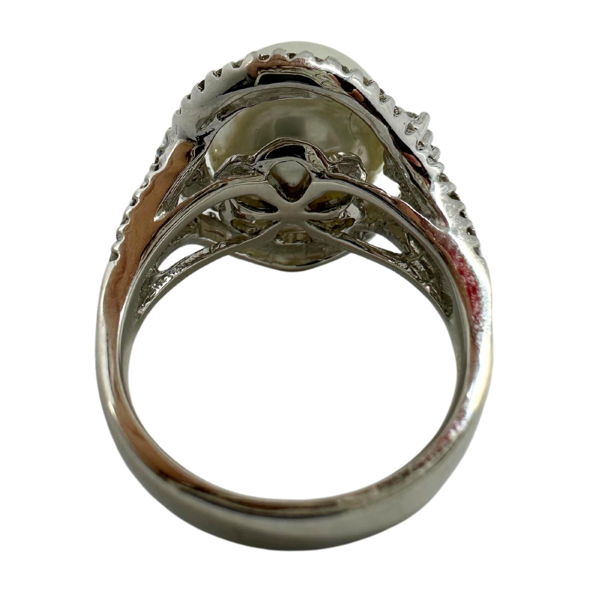 Anello con diamanti e perle in oro bianco 18K in vendita 3
