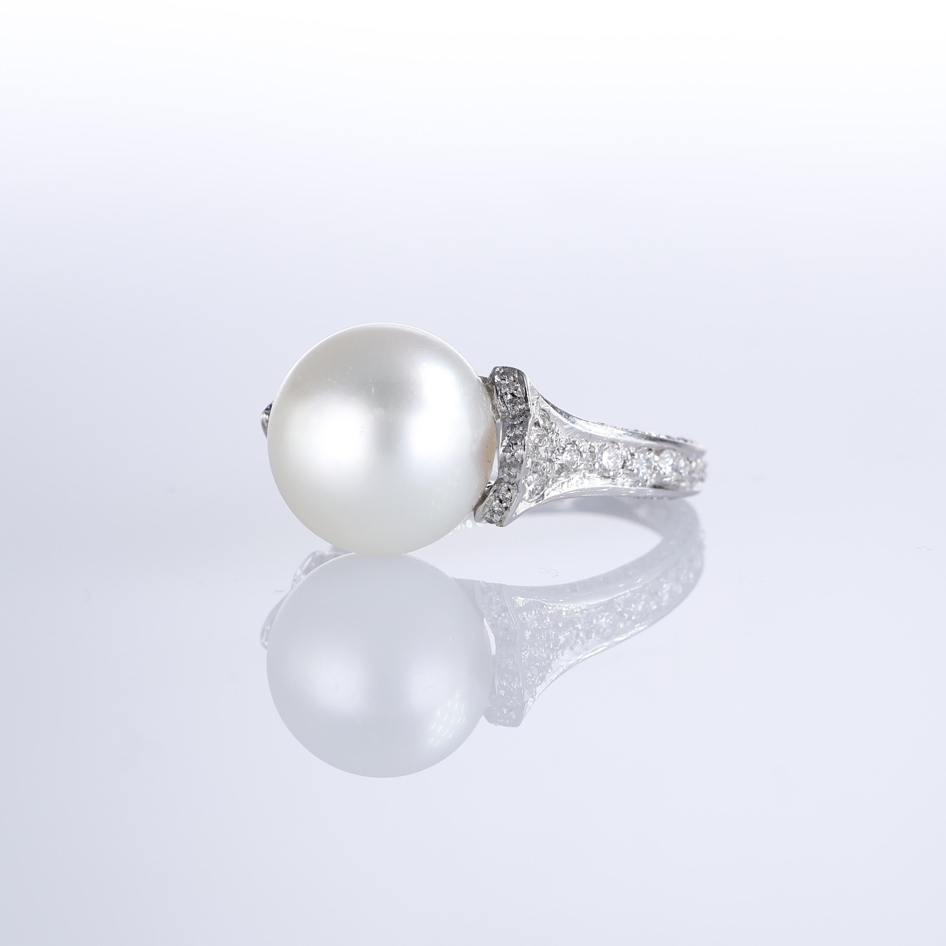 18K White Gold Diamond and Pearl Ring with Clover Motif In New Condition For Sale In Bergamo, BG