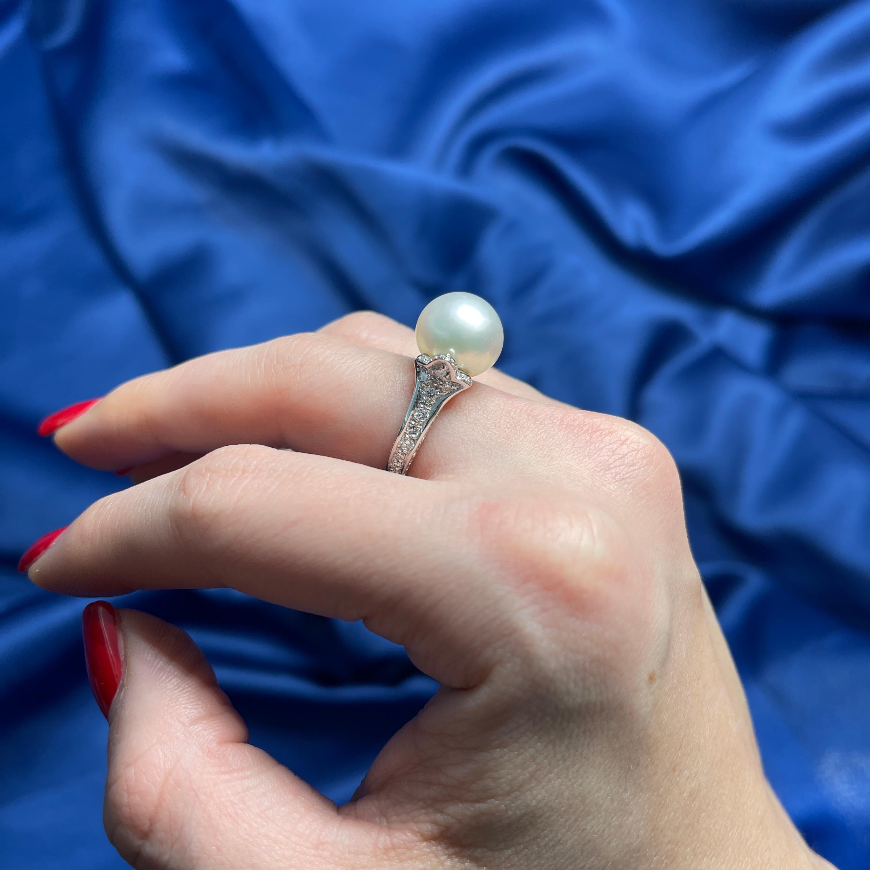 18K White Gold Diamond and Pearl Ring with Clover Motif For Sale 2