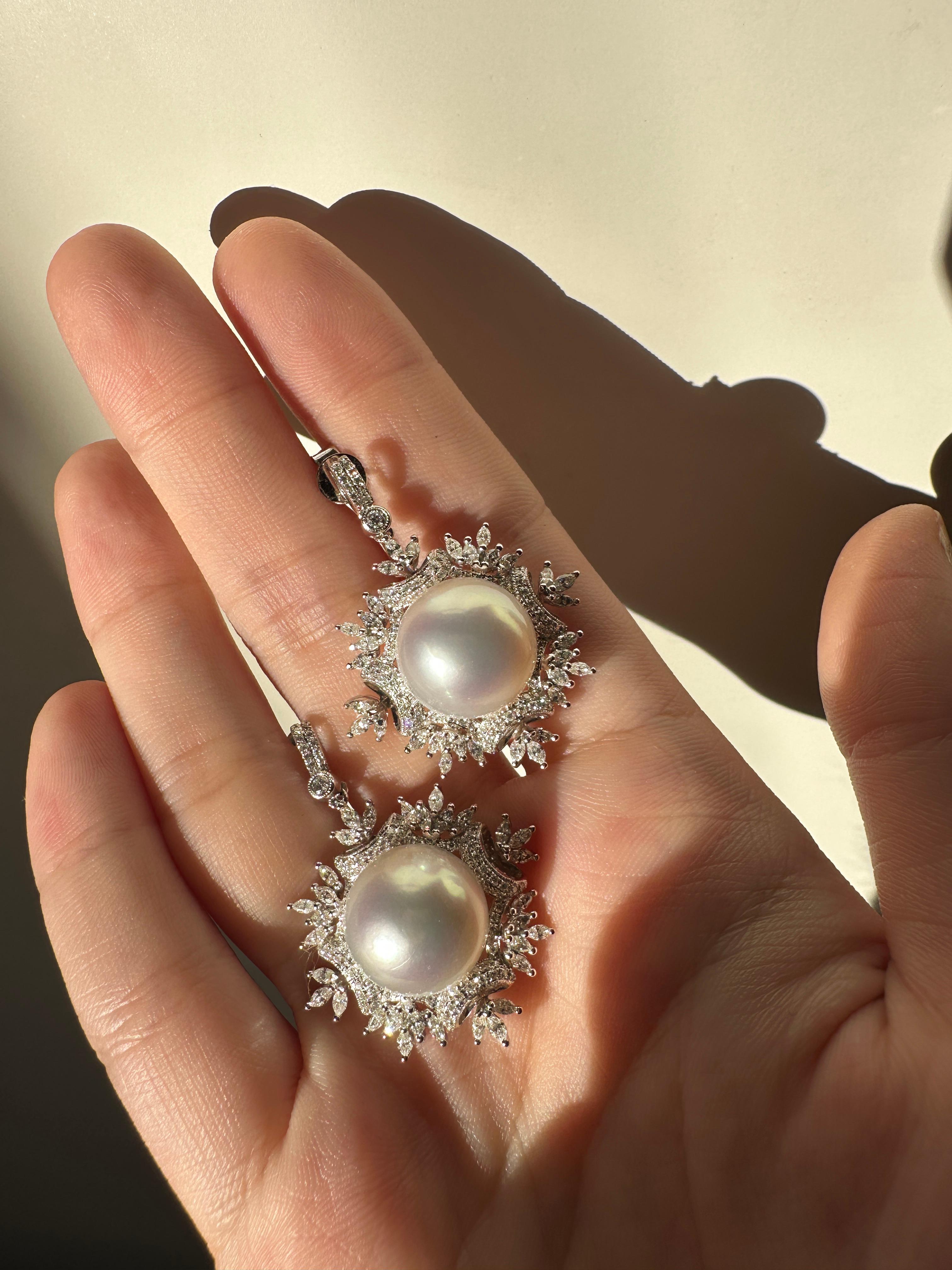 18K White Gold Diamond and Pearl Snowflake Earrings
Condition: In good condition with some minor surface wear consistent with age.
Length: 1.50 inches long
Width: 1.25 inches
Metal: 18k White Gold
Weight: 10.66 grams
Diamonds: 2.42 carats
