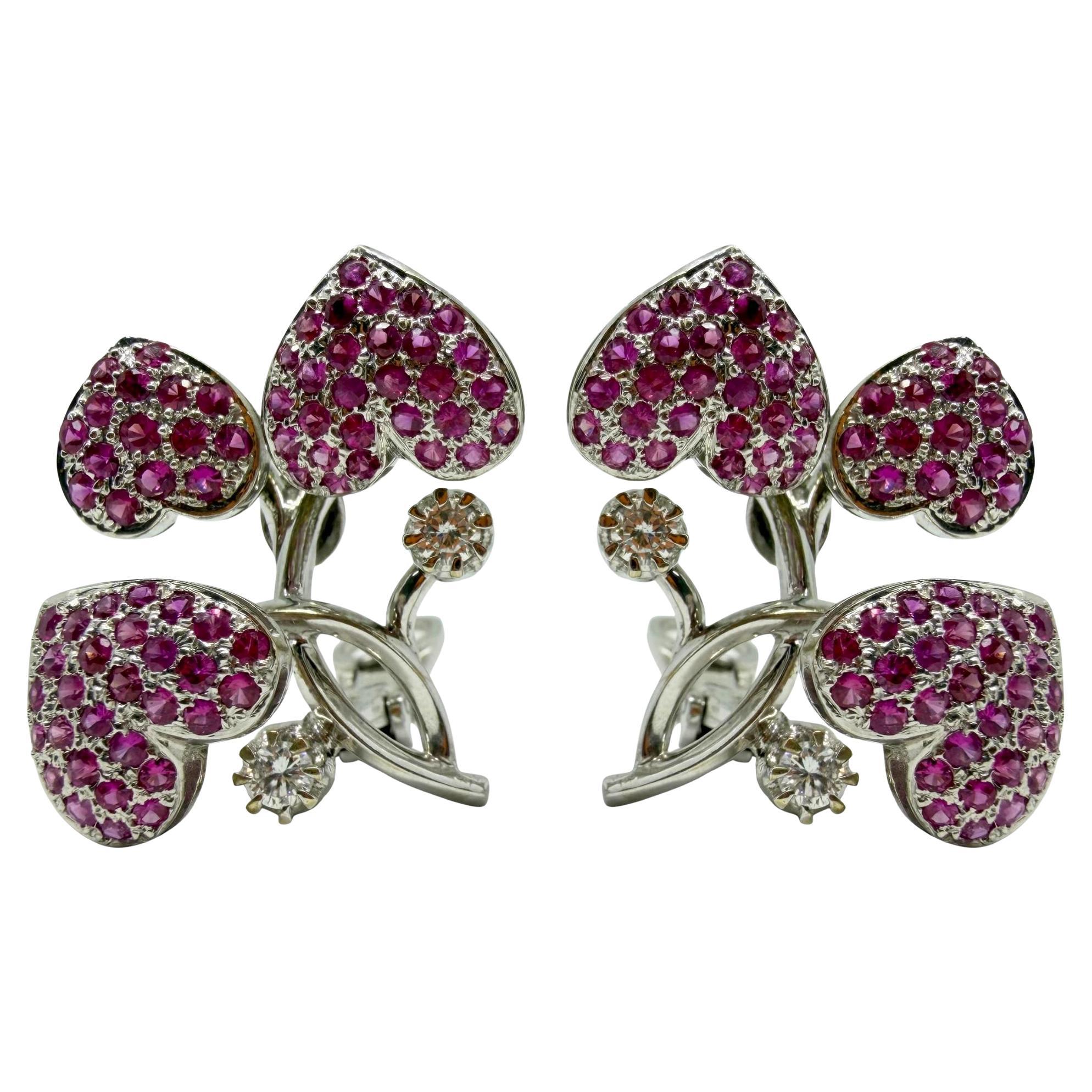 Orecchini a cuore con diamanti e zaffiri rosa in oro bianco 18k in vendita